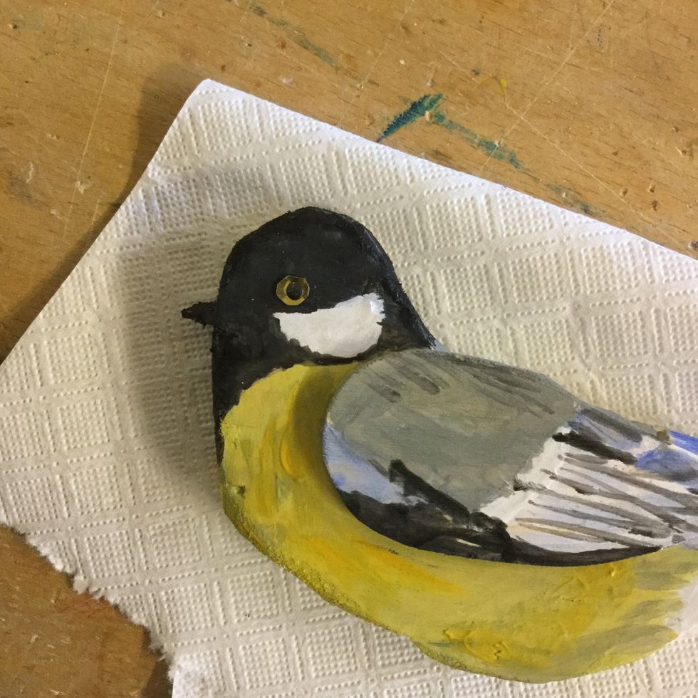 \u00d6gat med en svart spik i mitten.