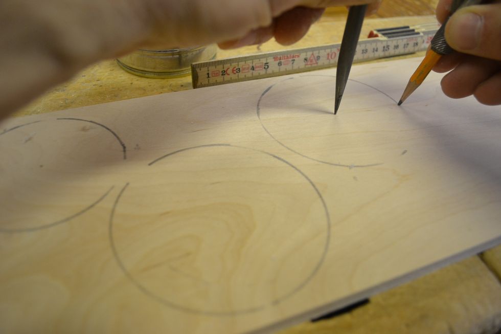 \u00d6ka m\u00e5ttet p\u00e5 passaren med ca 5-7 mm. Rita ut ytterligare tv\u00e5 cirklar.