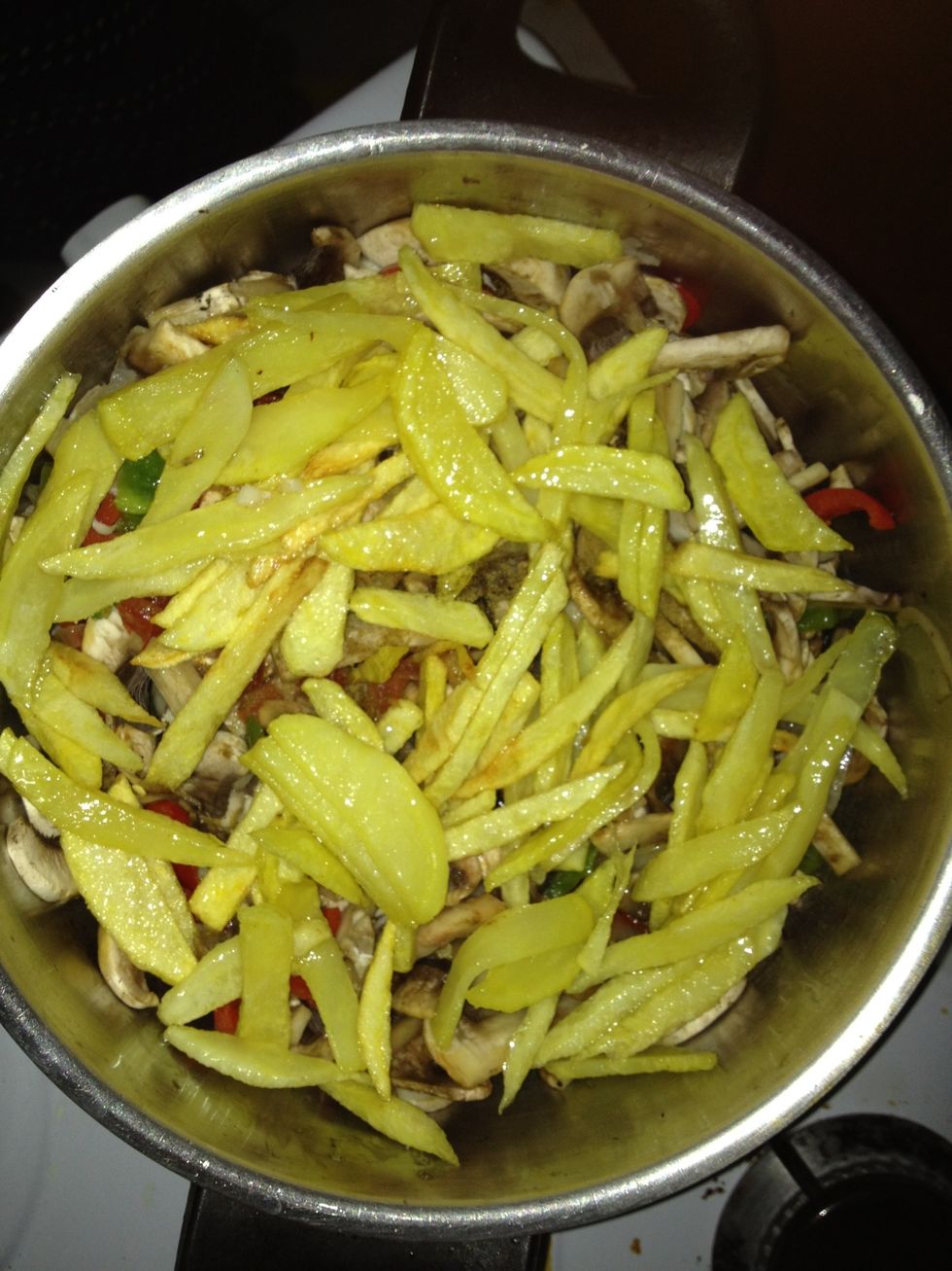 \u00d6nceden k\u0131zart\u0131lm\u0131\u015f patatesler mantarlar\u0131n \u00fcst\u00fcne konulur kapa\u011f\u0131 kapat\u0131l\u0131p k\u0131s\u0131k ate\u015fte pi\u015fmeye b\u0131rak\u0131l\u0131r...