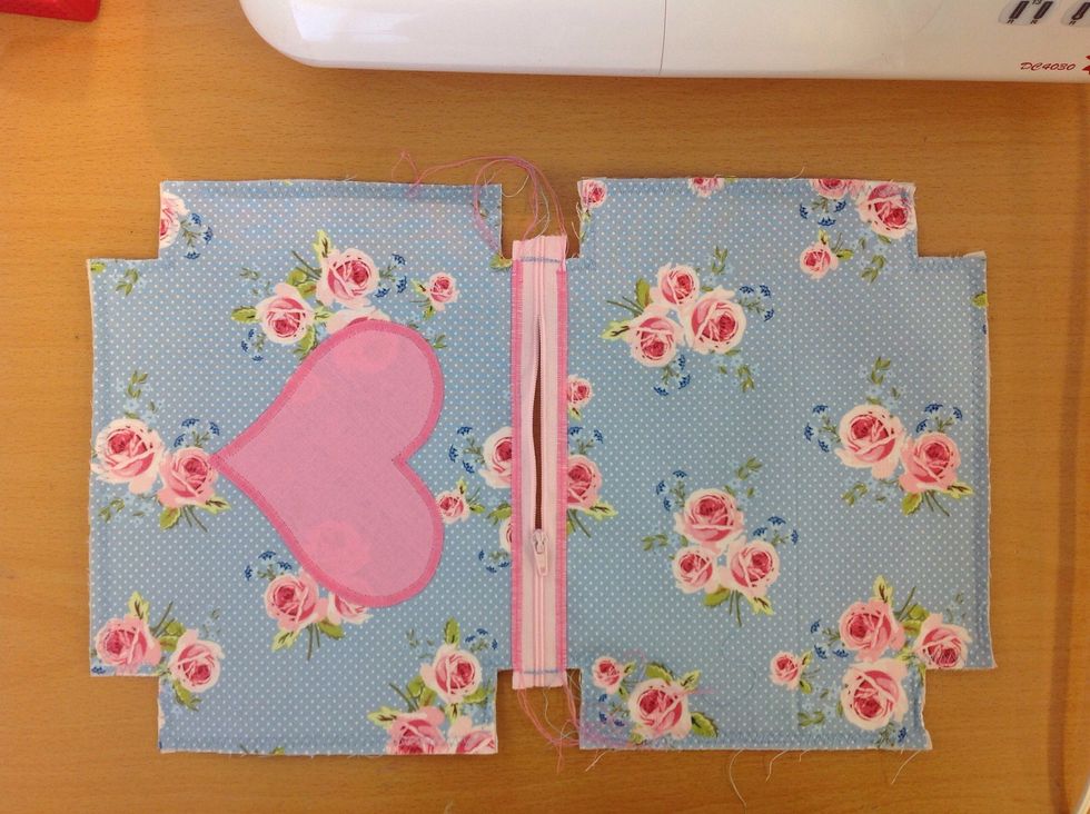 \u00d6ppna dragkedjan en bit s\u00e5 att det g\u00e5r att v\u00e4nda sedan.