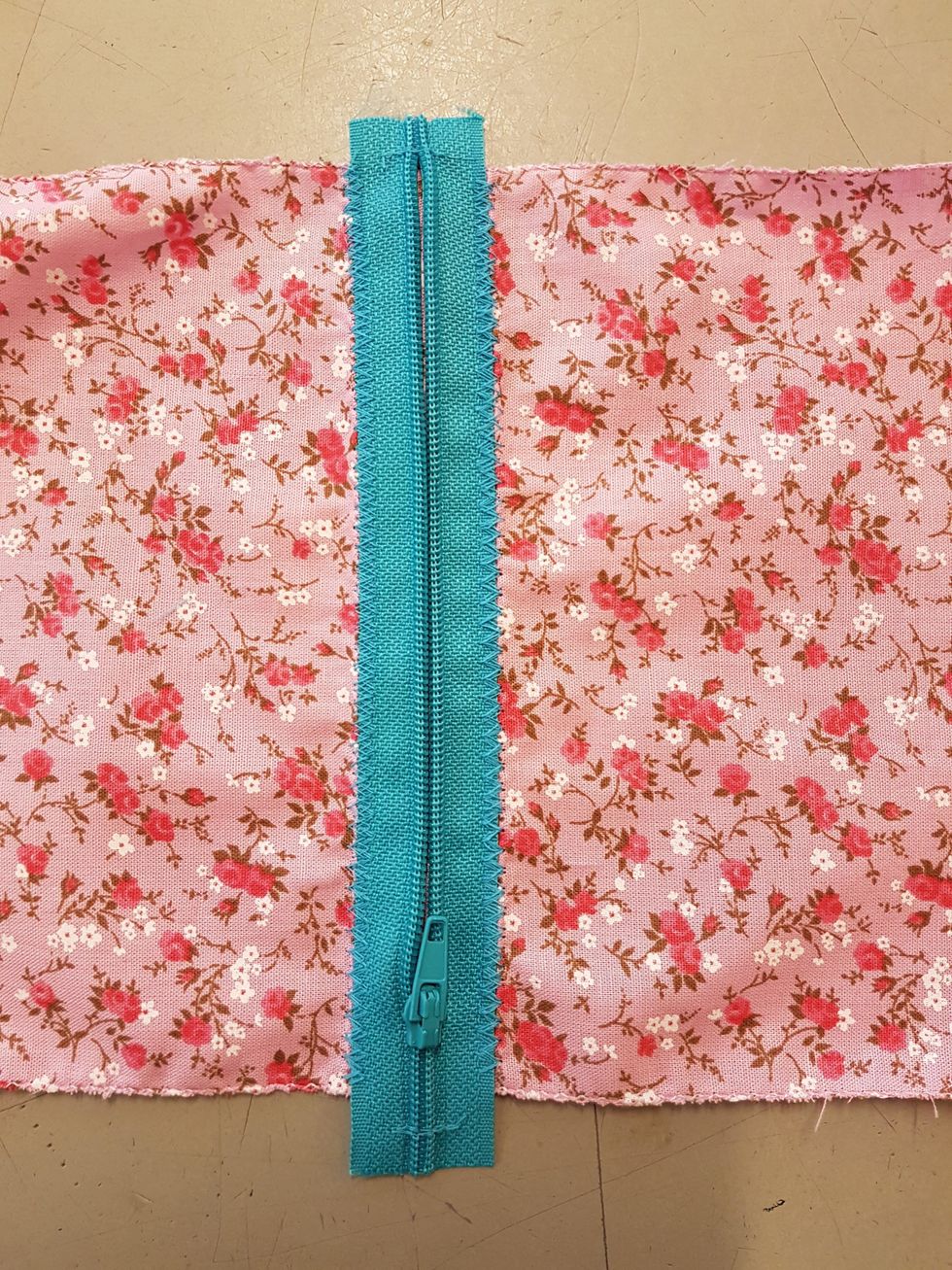 \u00d6ppna dragkedjan. H\u00e4mta en tygsax och be din l\u00e4rare om hj\u00e4lp.