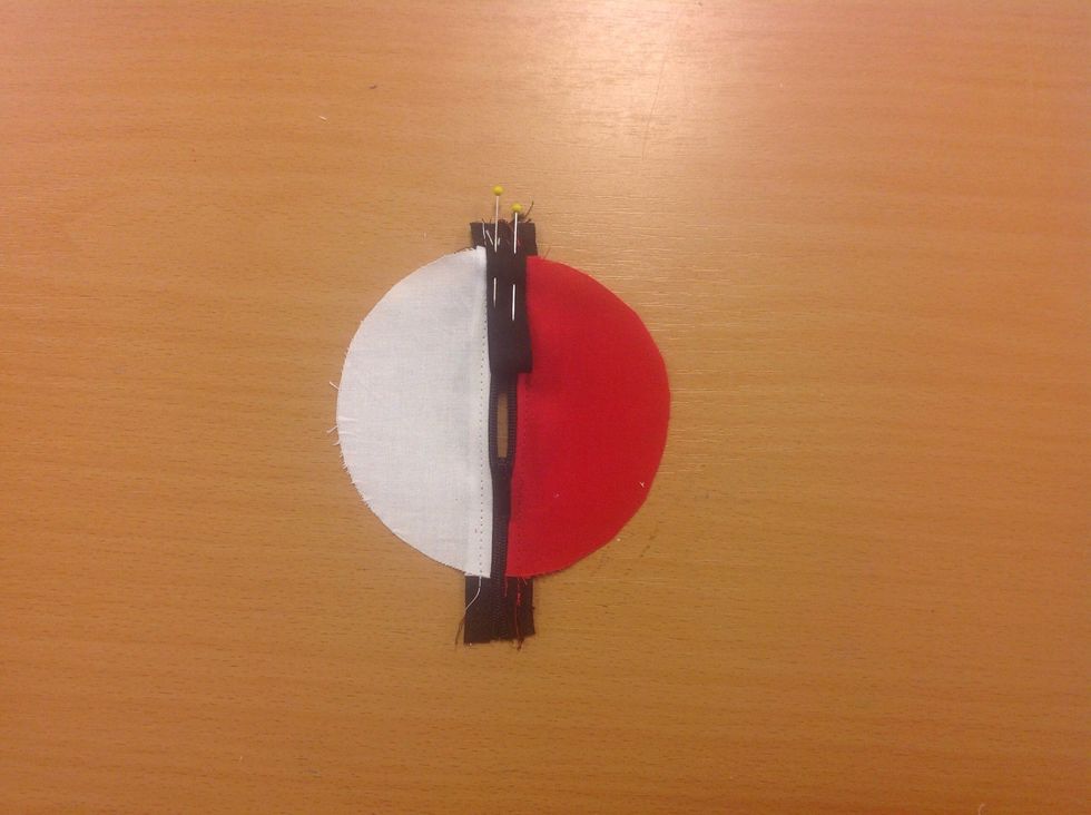 \u00d6ppna dragkedjan lite s\u00e5 att du kan vr\u00e4nga v\u00e4skan genom det h\u00e5let n\u00e4r du sytt ihop. VIKTIGT!