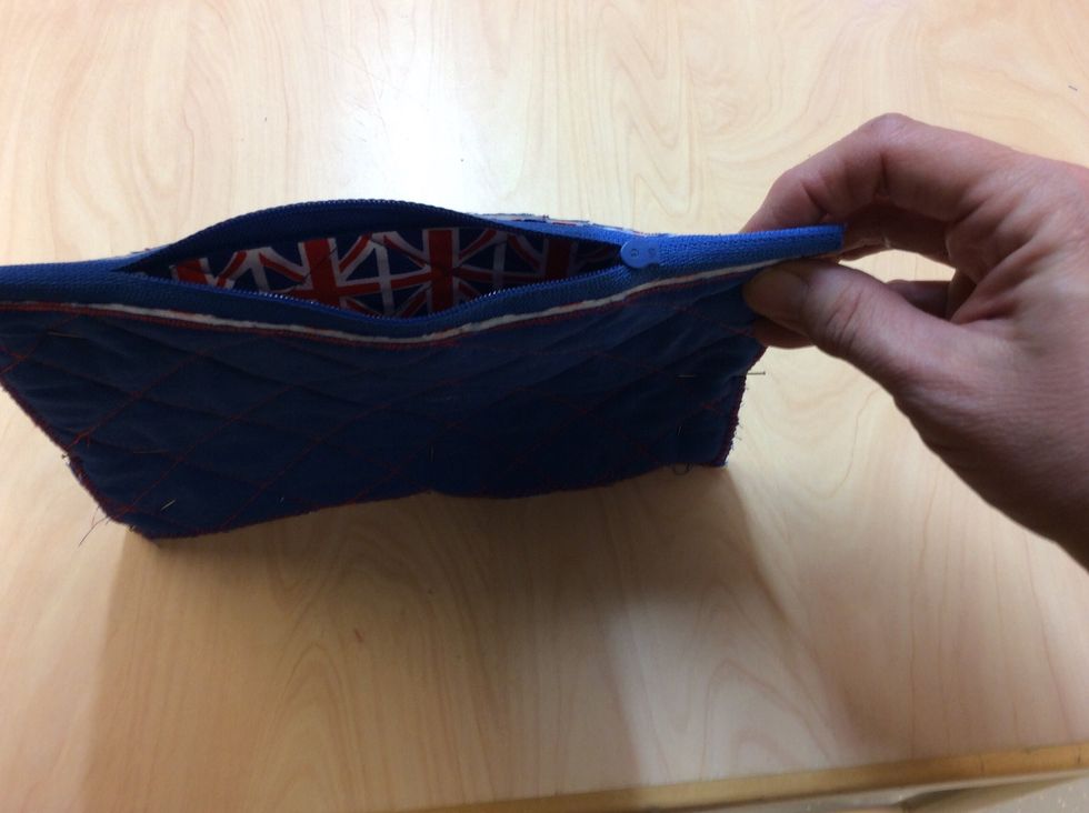 \u00d6ppna  dragkedjan.