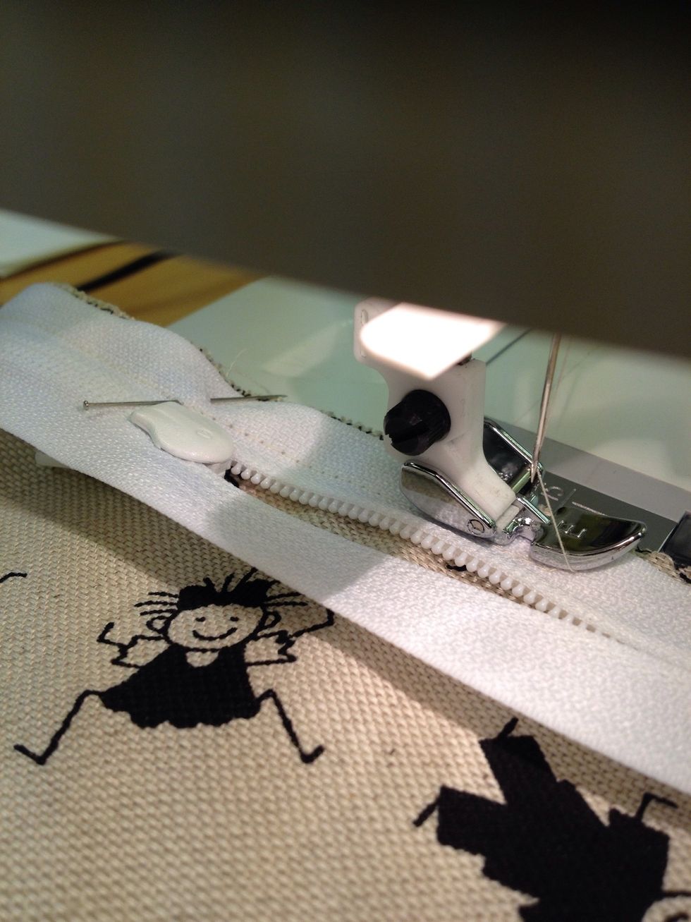 \u00d6ppna kl\u00e4ppen och flytta den s\u00e5 den inte \u00e4r i v\u00e4gen n\u00e4r du ska sy.