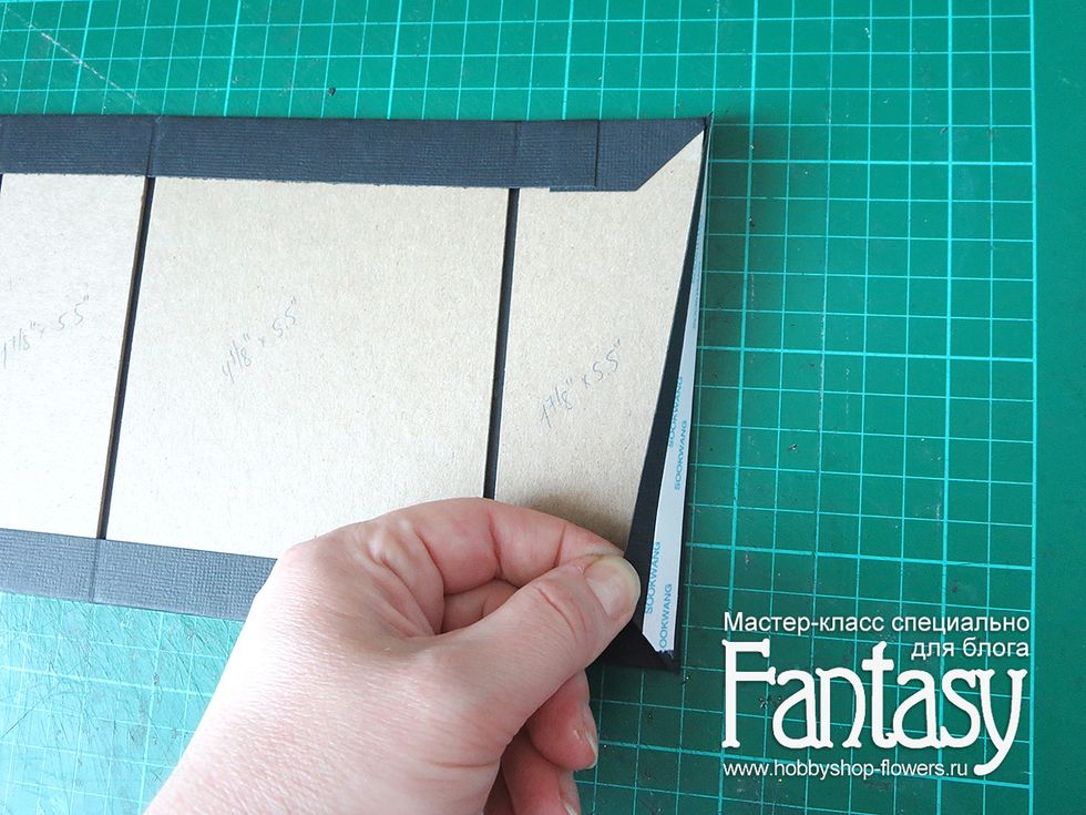 \u0410 \u0441\u043f\u0440\u0430\u0432\u0430 - \u043d\u0430 \u0432\u043d\u0435\u0448\u043d\u044e\u044e. \u041f\u043e\u0434\u0440\u0435\u0437\u0430\u0435\u043c \u043a\u0440\u0430\u0435\u0448\u043a\u0438, \u0447\u0442\u043e\u0431\u044b \u043a\u043b\u0435\u0439\u043a\u0430\u044f \u043b\u0435\u043d\u0442\u0430 \u043d\u0435 \u0432\u044b\u0445\u043e\u0434\u0438\u043b\u0430 \u0437\u0430 \u043a\u0440\u0430\u044f \u0431\u0443\u043c\u0430\u0433\u0438.