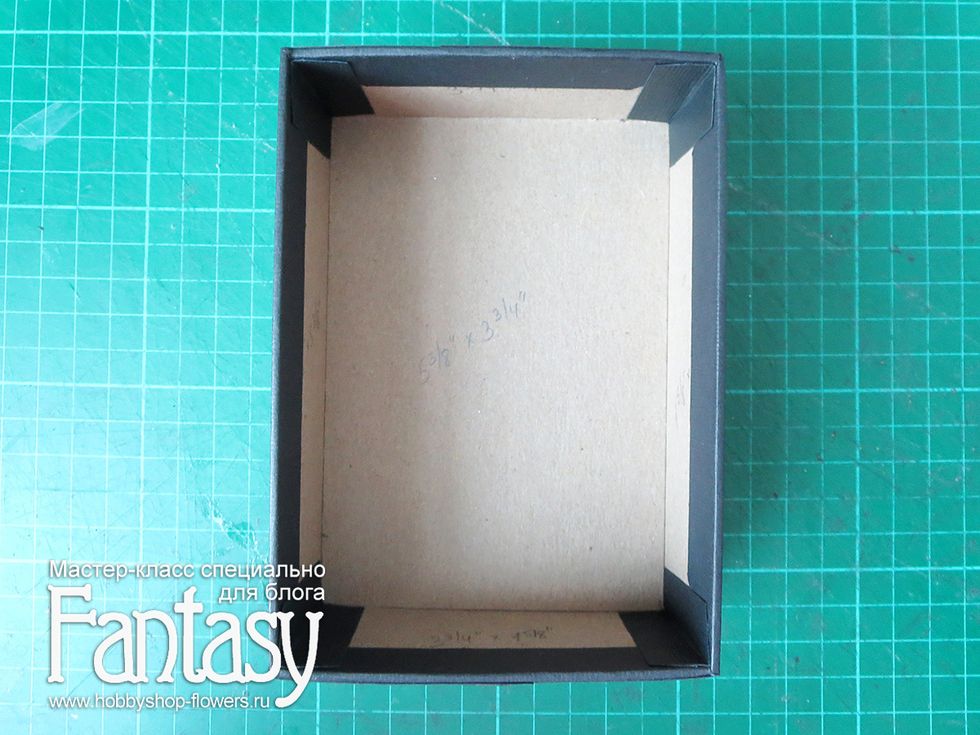 \u0412\u043e\u0442 \u0442\u0430\u043a \u0434\u043e\u043b\u0436\u0435\u043d \u0432\u044b\u0433\u043b\u044f\u0434\u0435\u0442\u044c \u044f\u0449\u0438\u0447\u0435\u043a \u043f\u0435\u0440\u0435\u0434 \u0442\u0435\u043c, \u043a\u0430\u043a \u0432\u044b \u043e\u0431\u043a\u043b\u0435\u0438\u0442\u0435 \u0435\u0433\u043e \u0434\u0438\u0437\u0430\u0439\u043d\u0435\u0440\u0441\u043a\u043e\u0439 \u0431\u0443\u043c\u0430\u0433\u043e\u0439 \u043f\u043e \u0441\u0432\u043e\u0435\u043c\u0443 \u0432\u043a\u0443\u0441\u0443. \u041e\u0441\u0442\u0430\u043b\u043e\u0441\u044c \u0443\u043a\u0440\u0430\u0441\u0438\u0442\u044c \u043d\u0430\u0448\u0443 \u043a\u043e\u0440\u043e\u0431\u043a\u0443, \u0438 \u043b\u044e\u0431\u043e\u0432\u0430\u0442\u044c\u0441\u044f \u0440\u0435\u0437\u0443\u043b\u044c\u0442\u0430\u0442\u043e\u043c.