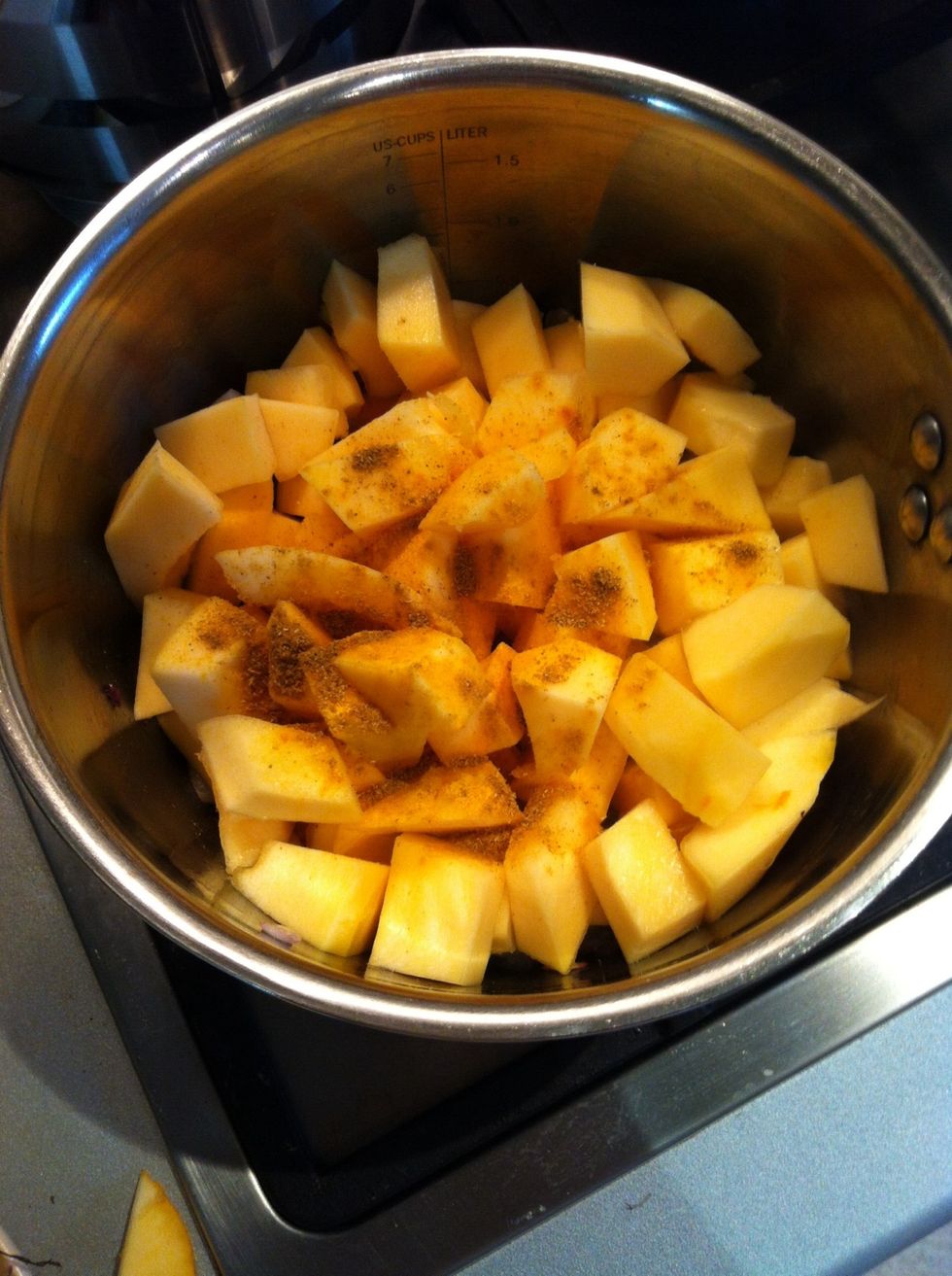 \u0414\u043e\u0431\u0430\u0432\u043b\u044f\u0435\u043c \u0442\u044b\u043a\u0432\u0443, \u043a\u0430\u0440\u0440\u0438 \u0438 \u043a\u0443\u0440\u043a\u0443\u043c\u0443. \u041f\u0435\u0440\u0435\u043c\u0435\u0448\u0438\u0432\u0430\u0435\u043c, \u0442\u0443\u0448\u0438\u043c \u043c\u0438\u043d\u0443\u0442 \u043f\u044f\u0442\u044c.