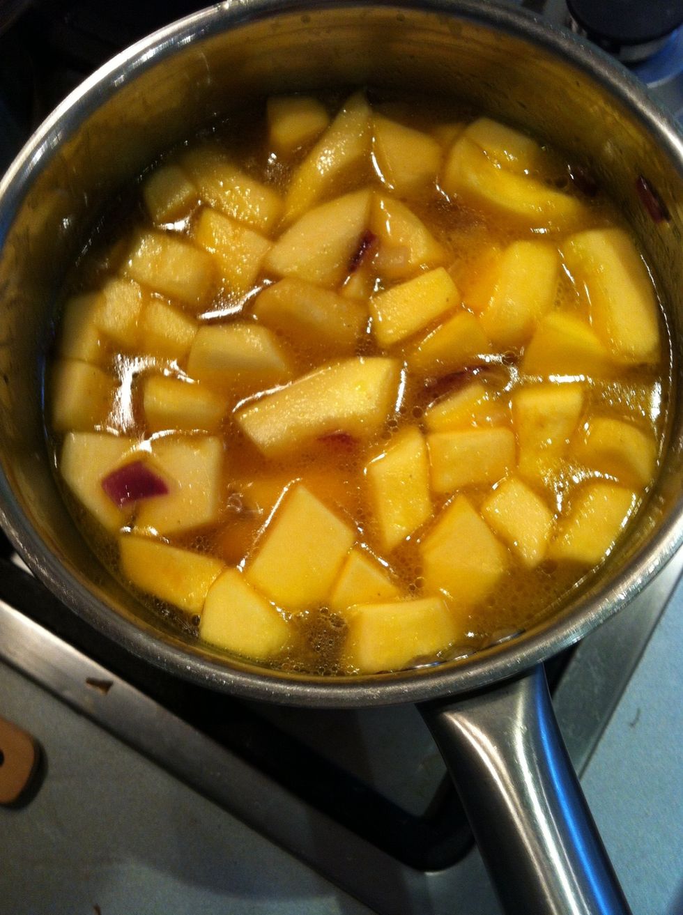 \u0417\u0430\u043b\u0438\u0432\u0430\u0435\u043c \u043e\u0432\u043e\u0449\u0438 \u0431\u0443\u043b\u044c\u043e\u043d\u043e\u043c \u0442\u0430\u043a, \u0447\u0442\u043e\u0431\u044b \u043e\u043d\u0438 \u0431\u044b\u043b\u0438 \u043f\u043e\u043b\u043d\u043e\u0441\u0442\u044c\u044e \u043f\u043e\u043a\u0440\u044b\u0442\u044b. \u0414\u043e\u0432\u043e\u0434\u0438\u043c \u0434\u043e \u043a\u0438\u043f\u0435\u043d\u0438\u044f \u0438 \u0432\u0430\u0440\u0438\u043c \u043c\u0438\u043d\u0443\u0442 20-30 \u0434\u043e \u043c\u044f\u0433\u043a\u043e\u0441\u0442\u0438 \u0442\u044b\u043a\u0432\u044b.