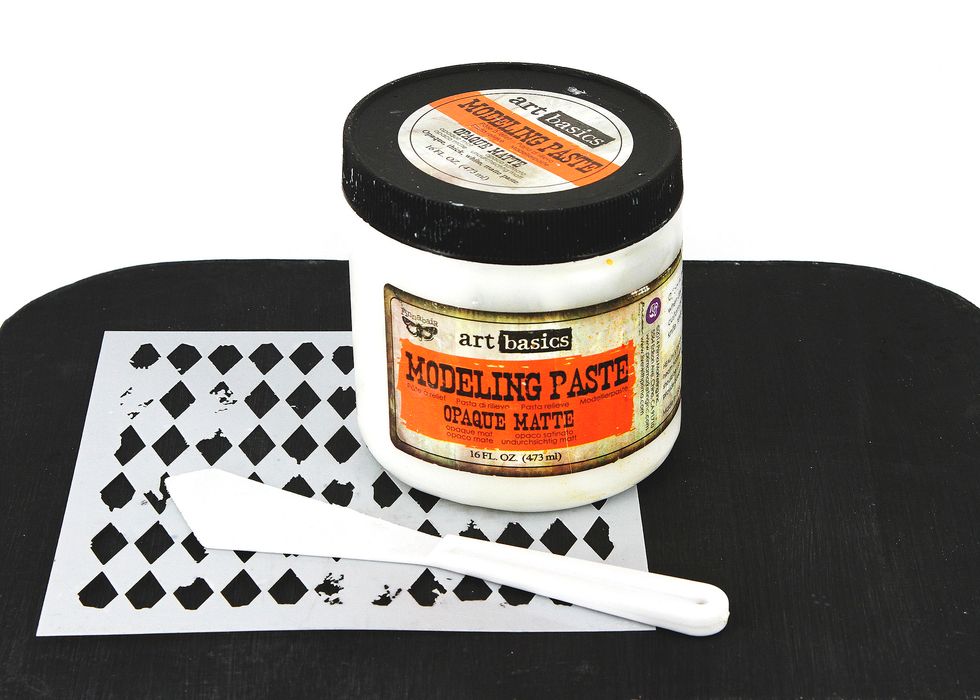 \u0417\u0430\u0442\u0435\u043c \u043d\u0430\u043d\u043e\u0441\u0438\u043c \u0440\u0438\u0441\u0443\u043d\u043e\u043a \u0442\u0435\u043a\u0441\u0442\u0443\u0440\u043d\u043e\u0439 \u0438\u043b\u0438 \u043c\u043e\u0434\u0435\u043b\u0438\u0440\u0443\u044e\u0449\u0435\u0439 \u043f\u0430\u0441\u0442\u043e\u0439 \u0447\u0435\u0440\u0435\u0437 \u0442\u0440\u0430\u0444\u0430\u0440\u0435\u0442.