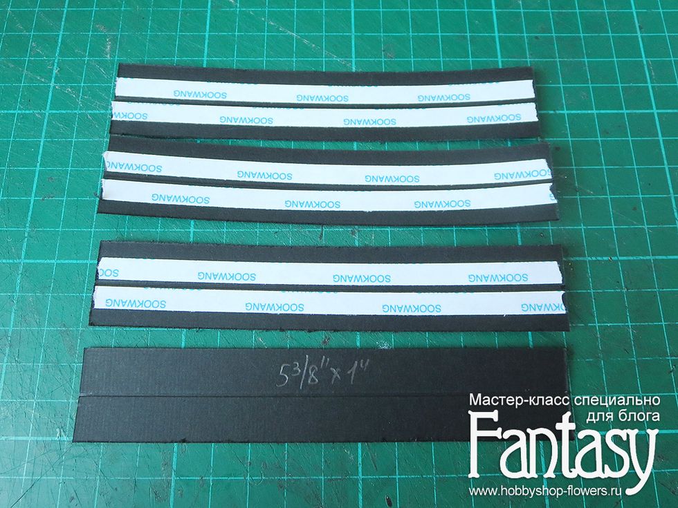 \u0418\u0437 \u043a\u0430\u0440\u0434\u0441\u0442\u043e\u043a\u0430 \u043d\u0430\u0440\u0435\u0437\u0430\u0435\u043c 4 \u0441\u043e\u0435\u0434\u0438\u043d\u0438\u0442\u0435\u043b\u044c\u043d\u044b\u0445 \u043f\u043e\u043b\u043e\u0441\u043a\u0438 \u0443\u043a\u0430\u0437\u0430\u043d\u043d\u044b\u0445 \u0440\u0430\u0437\u043c\u0435\u0440\u043e\u0432. \u041d\u0430\u043d\u043e\u0441\u0438\u043c \u0441 \u043e\u0434\u043d\u043e\u0439 \u0441\u0442\u043e\u0440\u043e\u043d\u044b \u0434\u0432\u0443\u0445\u0441\u0442\u043e\u0440\u043e\u043d\u043d\u0438\u0439 \u0441\u043a\u043e\u0442\u0447.