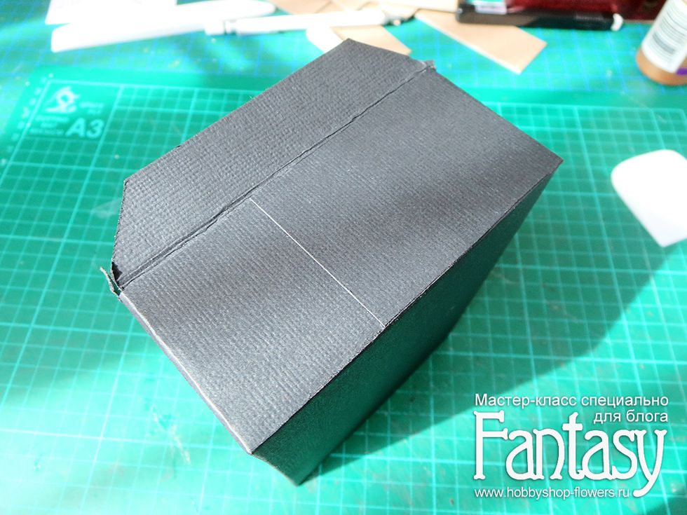 \u0418\u0441\u043f\u043e\u043b\u044c\u0437\u0443\u0439\u0442\u0435 \u0434\u0432\u0443\u0445\u0441\u0442\u043e\u0440\u043e\u043d\u043d\u0438\u0439 \u0441\u043a\u043e\u0442\u0447 \u0438\u043b\u0438 \u043b\u044e\u0431\u043e\u0439 \u0434\u0440\u0443\u0433\u043e\u0439 \u043a\u043b\u0435\u0439, \u0447\u0442\u043e\u0431\u044b \u0441\u043e\u0431\u0440\u0430\u0442\u044c \u0438 \u0441\u043a\u043b\u0435\u0438\u0442\u044c \u044f\u0449\u0438\u0447\u0435\u043a. \u0412\u043e\u0442 \u0442\u0430\u043a \u0431\u0443\u0434\u0435\u0442 \u0432\u044b\u0433\u043b\u044f\u0434\u0435\u0442\u044c \u0432\u043d\u0435\u0448\u043d\u044f\u044f \u0441\u0442\u043e\u0440\u043e\u043d\u0430 \u043a\u043e\u0440\u043e\u0442\u043a\u0438\u0445 \u0441\u0442\u0435\u043d\u043e\u043a.