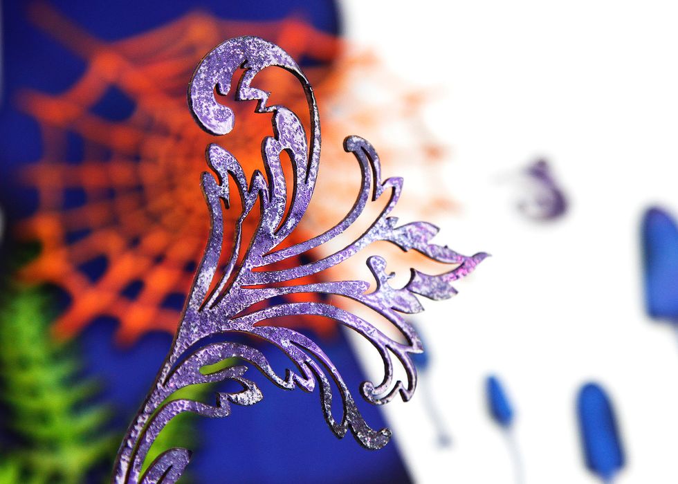 \u041d\u0430 \u043e\u043a\u0440\u0430\u0448\u0435\u043d\u043d\u044b\u0439 \u0441\u043f\u0440\u0435\u0435\u043c \u0447\u0438\u043f\u0431\u043e\u0430\u0440\u0434 \u043d\u0430\u043d\u043e\u0441\u0438\u043c \u0432 \u0434\u0432\u0430 \u044d\u0442\u0430\u043f\u0430 \u043f\u0443\u0434\u0440\u0443 \u0434\u043b\u044f \u044d\u043c\u0431\u043e\u0441\u0441\u0438\u043d\u0433\u0430 \u0434\u0432\u0443\u0445 \u0446\u0432\u0435\u0442\u043e\u0432 \u0438 \u0437\u0430\u043f\u0435\u043a\u0430\u0435\u043c \u0435\u0435. \u041f\u043e\u043b\u0443\u0447\u0430\u0435\u043c \u0442\u0430\u043a\u043e\u0439 \u0433\u043b\u044f\u043d\u0435\u0446.