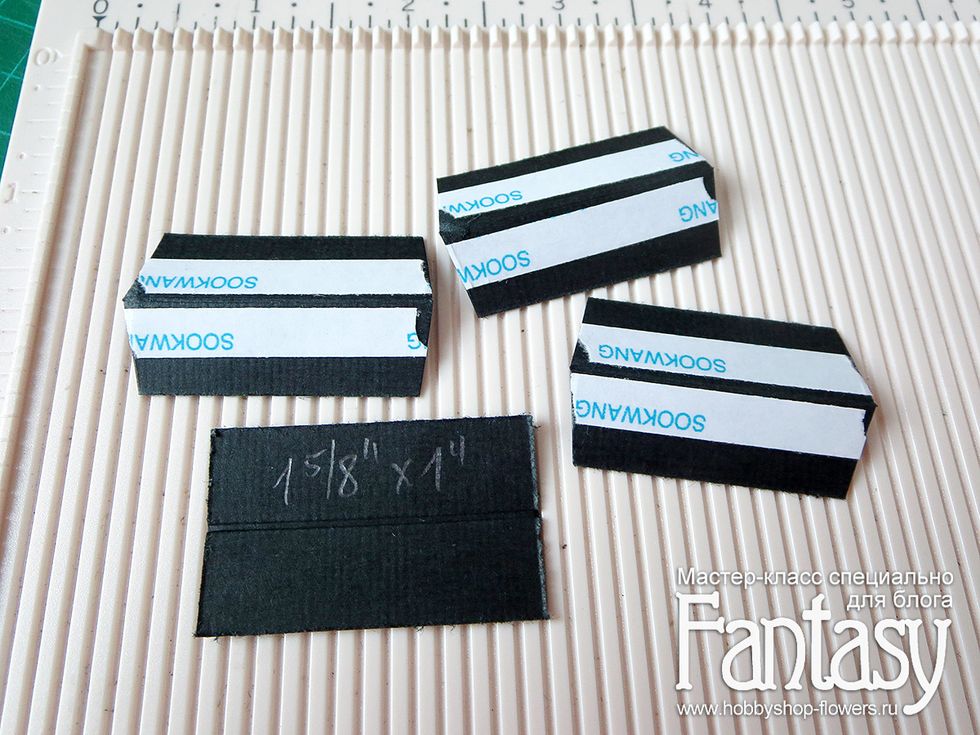 \u041d\u0430\u0440\u0435\u0437\u0430\u0435\u043c \u0438\u0437 \u043a\u0430\u0440\u0434\u0441\u0442\u043e\u043a\u0430 \u0435\u0449\u0435 4 \u0441\u043e\u0435\u0434\u0438\u043d\u0438\u0442\u0435\u043b\u044c\u043d\u044b\u0445 \u043f\u043e\u043b\u043e\u0441\u043a\u0438 \u0440\u0430\u0437\u043c\u0435\u0440\u043e\u0432, \u0443\u043a\u0430\u0437\u0430\u043d\u043d\u044b\u0445 \u043d\u0430 \u0444\u043e\u0442\u043e. \u041d\u0430\u043d\u043e\u0441\u0438\u043c \u0441 \u043e\u0434\u043d\u043e\u0439 \u0441\u0442\u043e\u0440\u043e\u043d\u044b \u0434\u0432\u0443\u0445\u0441\u0442\u043e\u0440\u043e\u043d\u043d\u0438\u0439 \u0441\u043a\u043e\u0442\u0447.\u041f\u043e\u0434\u0440\u0435\u0437\u0430\u0435\u043c \u043a\u0440\u0430\u0435\u0448\u043a\u0438 \u043a\u0430\u0436\u0434\u043e\u0433\u043e \u043a\u0443\u0441\u043e\u0447\u043a\u0430 \u043f\u043e\u0434 \u043d\u0435\u0431\u043e\u043b\u044c\u0448\u0438\u043c \u0443\u0433\u043b\u043e\u043c.