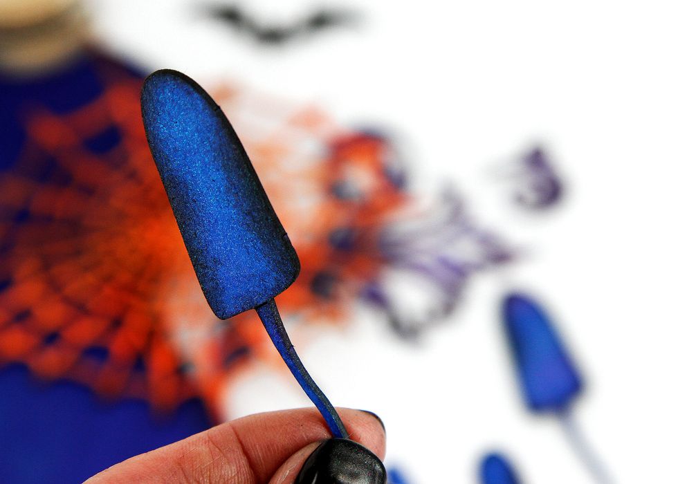 \u041d\u0435\u043a\u043e\u0442\u043e\u0440\u044b\u0435 \u0434\u0435\u0442\u0430\u043b\u0438 \u043a\u0440\u0430\u0441\u0438\u043c \u0442\u043e\u043b\u044c\u043a\u043e \u0441\u043f\u0440\u0435\u0435\u043c \u0441 \u043c\u0435\u0440\u0446\u0430\u044e\u0449\u0438\u043c\u0438 \u0447\u0430\u0441\u0442\u0438\u0447\u043a\u0430\u043c\u0438. \u041f\u043e\u0441\u043b\u0435 \u0432\u044b\u0441\u044b\u0445\u0430\u043d\u0438\u044f \u0442\u043e\u043d\u0438\u0440\u0443\u0435\u043c \u0447\u0435\u0440\u043d\u043e\u0439 \u043a\u0440\u0430\u0441\u043a\u043e\u0439, \u043f\u0440\u0438\u0434\u0430\u0432\u0430\u044f \u043e\u0431\u044a\u0435\u043c.