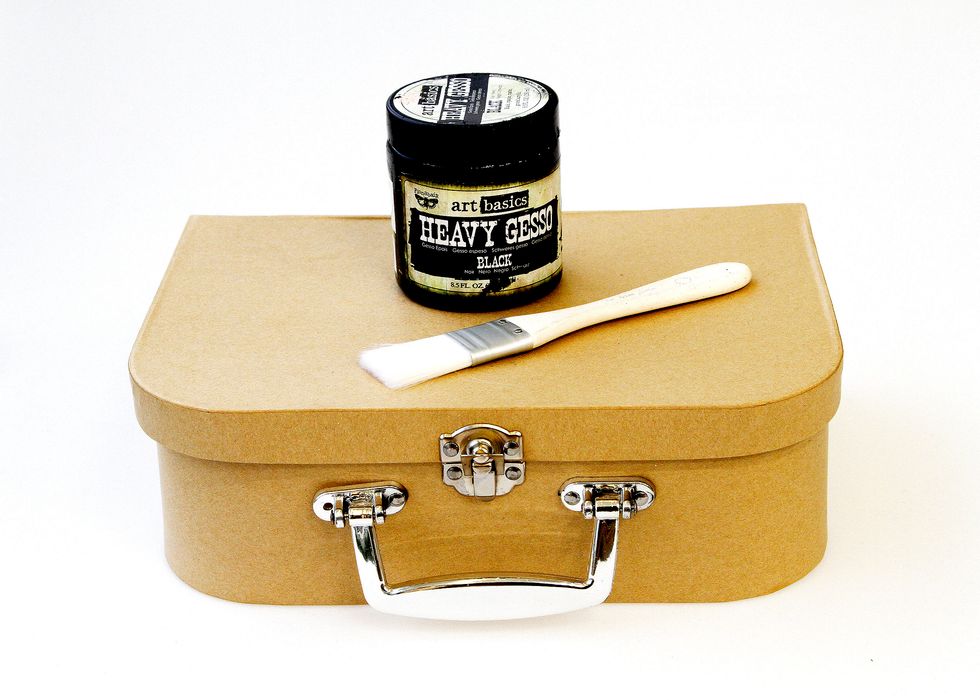 \u041e\u0441\u043d\u043e\u0432\u043e\u0439 \u0448\u044d\u0434\u043e\u0443 \u0431\u043e\u043a\u0441\u0430 \u0441\u0442\u0430\u043b \u0447\u0435\u043c\u043e\u0434\u0430\u043d\u0447\u0438\u043a \u0438\u0437 \u043f\u0430\u043f\u044c\u0435 \u043c\u0430\u0448\u0435. \u0422\u0449\u0430\u0442\u0435\u043b\u044c\u043d\u043e \u0433\u0440\u0443\u043d\u0442\u0443\u0435\u043c \u0435\u0433\u043e \u0441\u043e \u0432\u0441\u0435\u0445 \u0441\u0442\u043e\u0440\u043e\u043d \u0447\u0435\u0440\u043d\u044b\u043c \u0433\u0435\u0441\u0441\u043e.