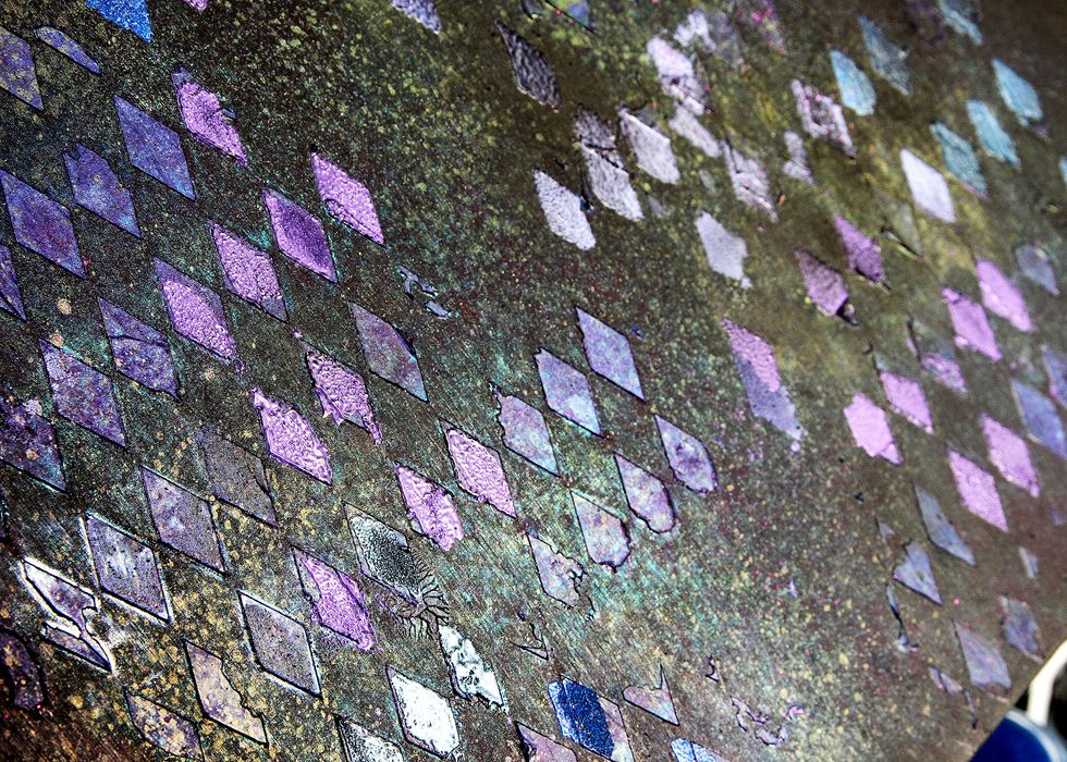 \u041f\u043e\u0441\u043b\u0435 \u0432\u044b\u0441\u044b\u0445\u0430\u043d\u0438\u044f \u0441 \u043f\u043e\u043c\u043e\u0449\u044c\u044e \u0442\u0440\u0430\u0444\u0430\u0440\u0435\u0442\u0430 \u0438 \u043c\u0430\u0440\u043a\u0435\u0440\u0430 \u0434\u043b\u044f \u044d\u043c\u0431\u043e\u0441\u0441\u0438\u043d\u0433\u0430 \u0432 \u043d\u0435\u0441\u043a\u043e\u043b\u044c\u043a\u0438\u0445 \u043c\u0435\u0441\u0442\u0430\u0445 \u043d\u0430\u043d\u043e\u0441\u0438\u043c \u0440\u0438\u0441\u0443\u043d\u043e\u043a \u043f\u043e\u0432\u0435\u0440\u0445 \u043d\u0430\u0448\u0435\u0433\u043e. \u041f\u043e\u0441\u044b\u043f\u0430\u0435\u043c \u043f\u0443\u0434\u0440\u043e\u0439 \u0438 \u0437\u0430\u043f\u0435\u043a\u0430\u0435\u043c. \u0418\u0441\u043f\u043e\u043b\u044c\u0437\u0443\u0435\u043c \u043d\u0435\u0441\u043a\u043e\u043b\u044c\u043a\u043e \u0446\u0432\u0435\u0442\u043e\u0432 \u043f\u0443\u0434\u0440\u044b \u0438\u0437 \u043d\u0430\u0448\u0435\u0439 \u043f\u0430\u043b\u0438\u0442\u0440\u044b.