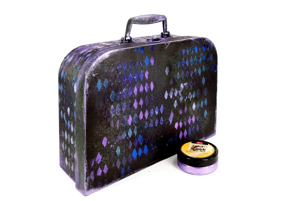 \u041f\u043e\u0441\u043b\u0435 \u044d\u043c\u0431\u043e\u0441\u0441\u0438\u043d\u0433\u0430 \u043f\u043e \u0432\u0441\u0435\u043c \u0443\u0433\u043b\u0430\u043c \u0438 \u0432\u044b\u0441\u0442\u0443\u043f\u0430\u044e\u0449\u0438\u043c \u0434\u0435\u0442\u0430\u043b\u044f\u043c \u043f\u0430\u043b\u044c\u0446\u0430\u043c\u0438 \u043d\u0435\u0440\u0430\u0432\u043d\u043e\u043c\u0435\u0440\u043d\u043e \u043d\u0430\u043d\u043e\u0441\u0438\u043c \u043c\u0435\u0442\u0430\u043b\u043b\u0438\u0437\u0438\u0440\u043e\u0432\u0430\u043d\u043d\u0443\u044e \u043a\u0440\u0430\u0441\u043a\u0443.