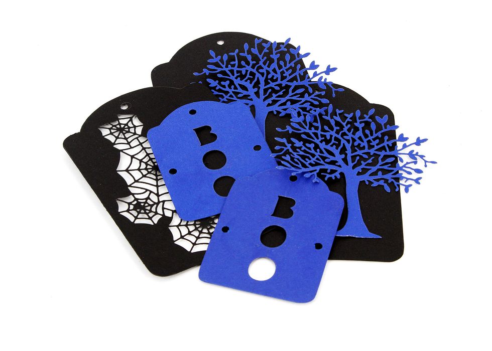 \u041f\u043e \u044d\u0442\u0438\u043c \u0448\u0430\u0431\u043b\u043e\u043d\u0430\u043c \u0432\u044b\u0440\u0435\u0437\u0430\u0435\u043c \u0441\u0442\u0440\u0430\u043d\u0438\u0447\u043a\u0438 \u043d\u0430\u0448\u0435\u0433\u043e \u043c\u0438\u043d\u0438 \u0430\u043b\u044c\u0431\u043e\u043c\u0430 \u0438\u0437 \u0446\u0432\u0435\u0442\u043d\u043e\u0433\u043e \u043a\u0430\u0440\u0442\u043e\u043d\u0430. \u0421 \u043f\u043e\u043c\u043e\u0449\u044c\u044e \u0432\u044b\u0440\u0443\u0431\u043d\u044b\u0445 \u043d\u043e\u0436\u0435\u0439 \u0434\u0435\u043a\u043e\u0440\u0438\u0440\u0443\u0435\u043c \u043f\u043e \u0441\u0432\u043e\u0435\u043c\u0443 \u0432\u043a\u0443\u0441\u0443.