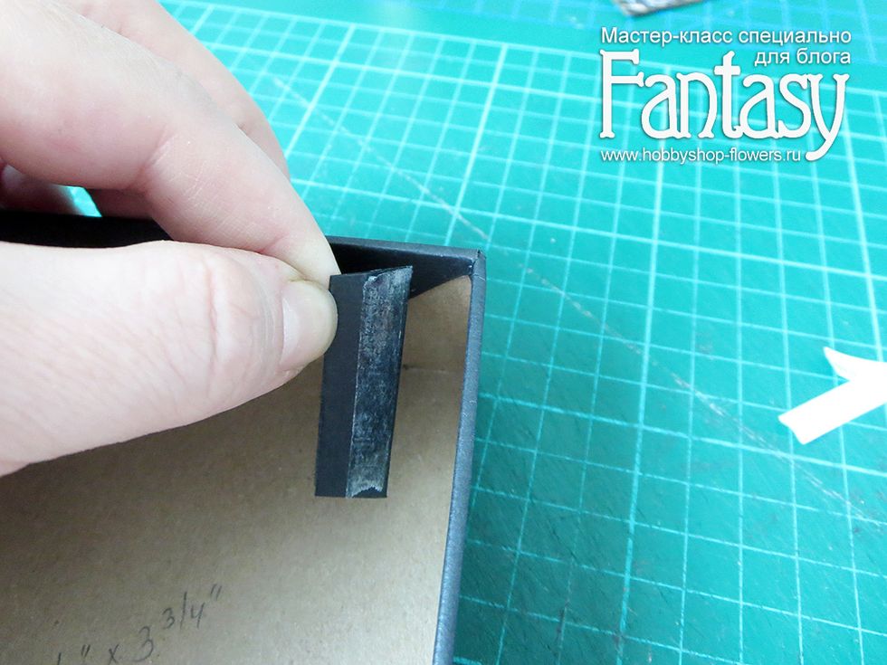 \u041f\u0440\u0438\u043a\u043b\u0435\u0438\u0432\u0430\u0435\u043c \u0438\u0445 \u0432 \u0443\u0433\u043e\u043b\u043a\u0438 \u044f\u0449\u0438\u0447\u043a\u0430, \u0438\u0437\u043d\u0443\u0442\u0440\u0438.