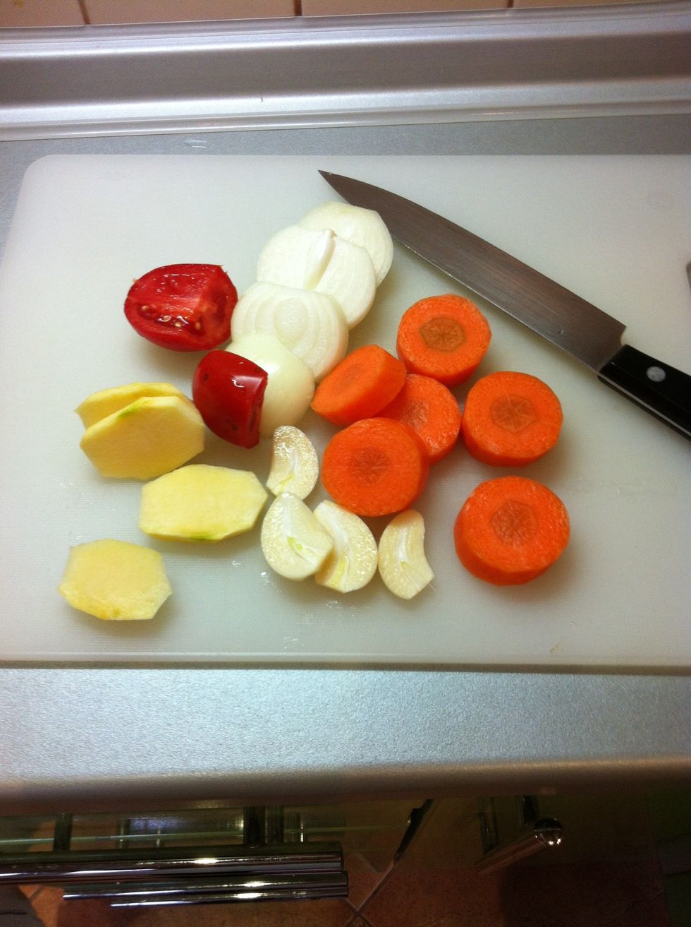 \u0420\u0435\u0436\u0435\u043c \u043e\u0432\u043e\u0449\u0438 \u0434\u043b\u044f \u0431\u0443\u043b\u044c\u043e\u043d\u0430. \u0423 \u043c\u0435\u043d\u044f \u0437\u0434\u0435\u0441\u044c \u043c\u043e\u0440\u043a\u043e\u0432\u044c, \u043b\u0443\u043a, \u0440\u0435\u043f\u0430, \u043f\u043e\u043c\u0438\u0434\u043e\u0440\u044b \u0438 \u0447\u0435\u0441\u043d\u043e\u043a.