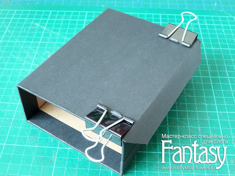 \u0421\u0432\u043e\u0440\u0430\u0447\u0438\u0432\u0430\u0435\u043c \u0434\u0435\u0442\u0430\u043b\u044c, \u043a\u0430\u043a \u043f\u043e\u043a\u0430\u0437\u0430\u043d\u043e \u043d\u0430 \u0444\u043e\u0442\u043e, \u0437\u0430\u043a\u0440\u0435\u043f\u043b\u044f\u0435\u043c \u0441\u043a\u0440\u0435\u043f\u043a\u0430\u043c\u0438, \u0447\u0442\u043e\u0431\u044b \u043d\u0438\u0447\u0435\u0433\u043e \u043d\u0435 \u0441\u0434\u0432\u0438\u043d\u0443\u043b\u043e\u0441\u044c \u0441 \u043c\u0435\u0441\u0442\u0430, \u043f\u043e\u043a\u0430 \u043c\u044b \u043d\u0435 \u0441\u043a\u043b\u0435\u0438\u043c \u043e\u0431\u043b\u043e\u0436\u043a\u0443 \u043f\u043e \u0432\u043d\u0435\u0448\u043d\u0435\u0439 \u0441\u0442\u043e\u0440\u043e\u043d\u0435.