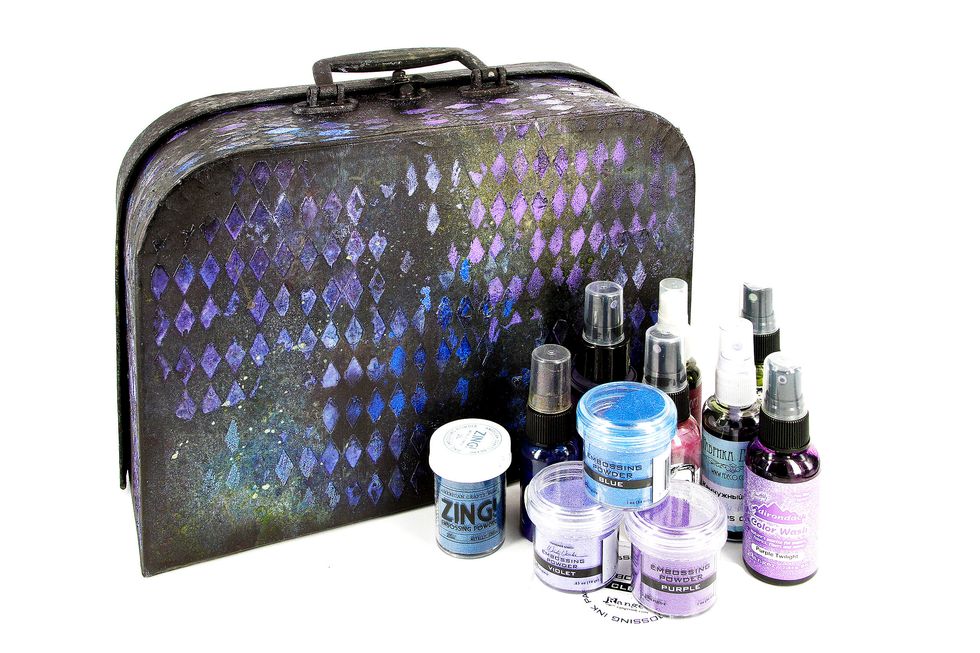 \u0421 \u043f\u043e\u043c\u043e\u0449\u044c\u044e \u0440\u0430\u0437\u043d\u043e\u0446\u0432\u0435\u0442\u043d\u044b\u0445 \u0441\u043f\u0440\u0435\u0435\u0432 \u043e\u043a\u0440\u0430\u0448\u0438\u0432\u0430\u0435\u043c \u043d\u0430\u0448 \u0447\u0435\u043c\u043e\u0434\u0430\u043d\u0447\u0438\u043a \u0432 \u043d\u0443\u0436\u043d\u044b\u0435 \u0446\u0432\u0435\u0442\u0430. \u041d\u0430\u043d\u043e\u0441\u0438\u043c \u0438\u0445 \u043d\u0435\u0441\u043a\u043e\u043b\u044c\u043a\u043e \u0440\u0430\u0437, \u0434\u0430\u0432\u0430\u044f \u0441\u043c\u0435\u0448\u0438\u0432\u0430\u0442\u044c\u0441\u044f \u0432 \u043d\u0435\u043a\u043e\u0442\u043e\u0440\u044b\u0445 \u043c\u0435\u0441\u0442\u0430\u0445.