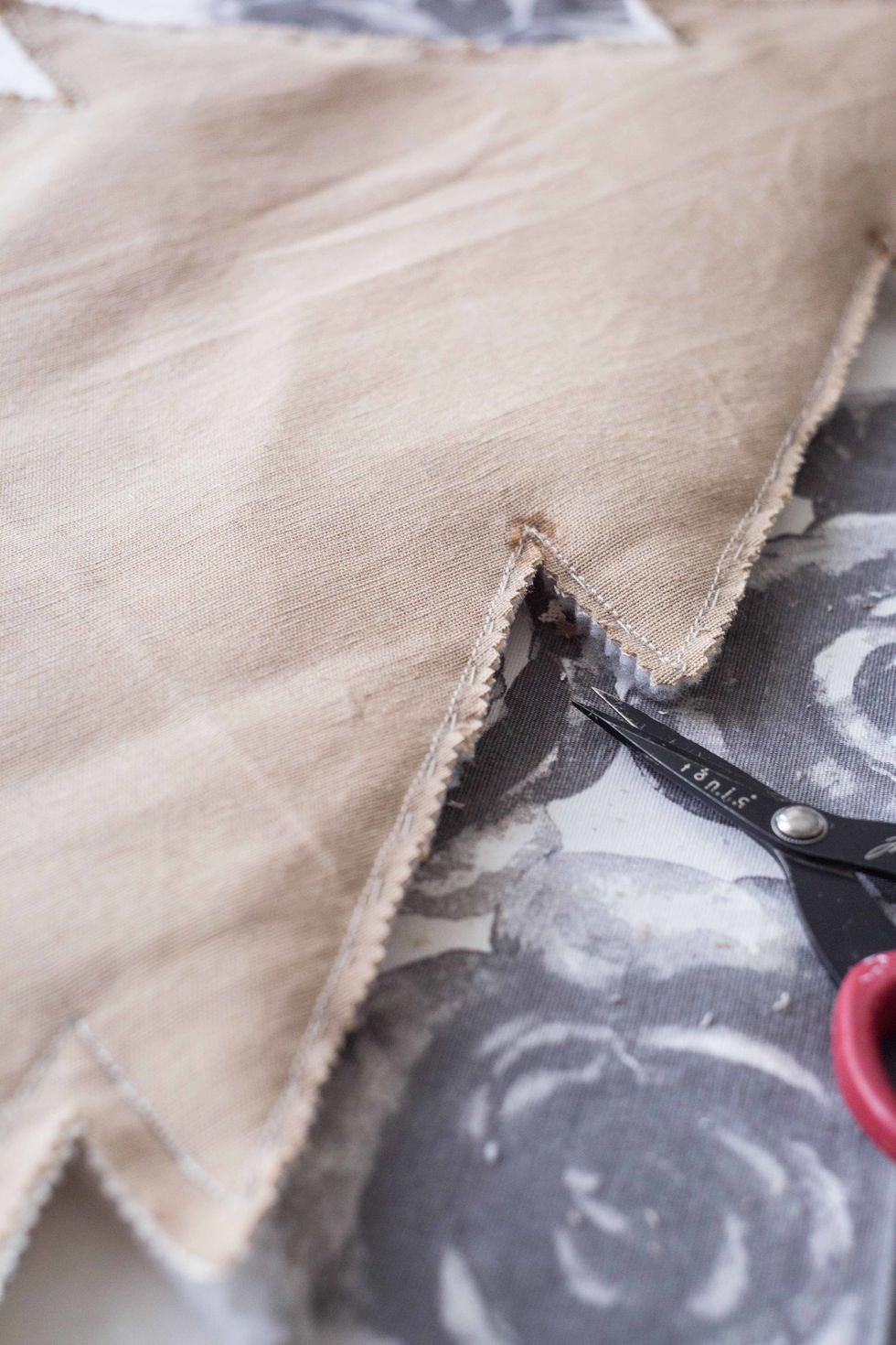 \u0421ut off the seam allowance up to a distance of 0.5 cm from the seam. Be sure to make the fold notch, so that when the fabric is not reversing bristled.