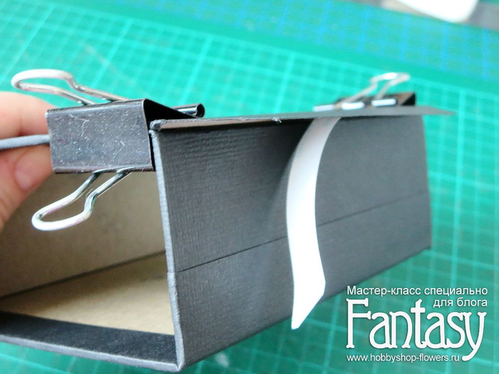 \u0423\u0431\u0438\u0440\u0430\u0435\u043c \u0437\u0430\u0449\u0438\u0442\u043d\u0443\u044e \u043b\u0435\u043d\u0442\u0443 \u0441 \u0434\u0432\u0443\u0445\u0441\u0442\u043e\u0440\u043e\u043d\u043d\u0435\u0433\u043e \u0441\u043a\u043e\u0442\u0447\u0430, \u0438 \u0441\u043a\u043b\u0435\u0438\u0432\u0430\u0435\u043c \u0434\u0435\u0442\u0430\u043b\u044c \u0441 \u0432\u043d\u0435\u0448\u043d\u0435\u0439 \u0441\u0442\u043e\u0440\u043e\u043d\u044b.