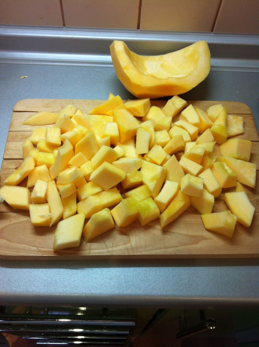 \u0427\u0438\u0441\u0442\u0438\u043c \u0438 \u0440\u0435\u0436\u0435\u043c \u0442\u044b\u043a\u0432\u0443. \u0423 \u043c\u0435\u043d\u044f \u043e\u043d\u0430 \u043f\u043e\u0447\u0435\u043c\u0443-\u0442\u043e \u043f\u043e\u0447\u0442\u0438 \u0431\u0435\u043b\u0430\u044f, \u0445\u043e\u0442\u044f \u0432\u044b\u0440\u0430\u0449\u0435\u043d\u0430 \u0440\u043e\u0434\u0438\u0442\u0435\u043b\u044f\u043c\u0438 \u0432 \u043e\u0433\u043e\u0440\u043e\u0434\u0435.