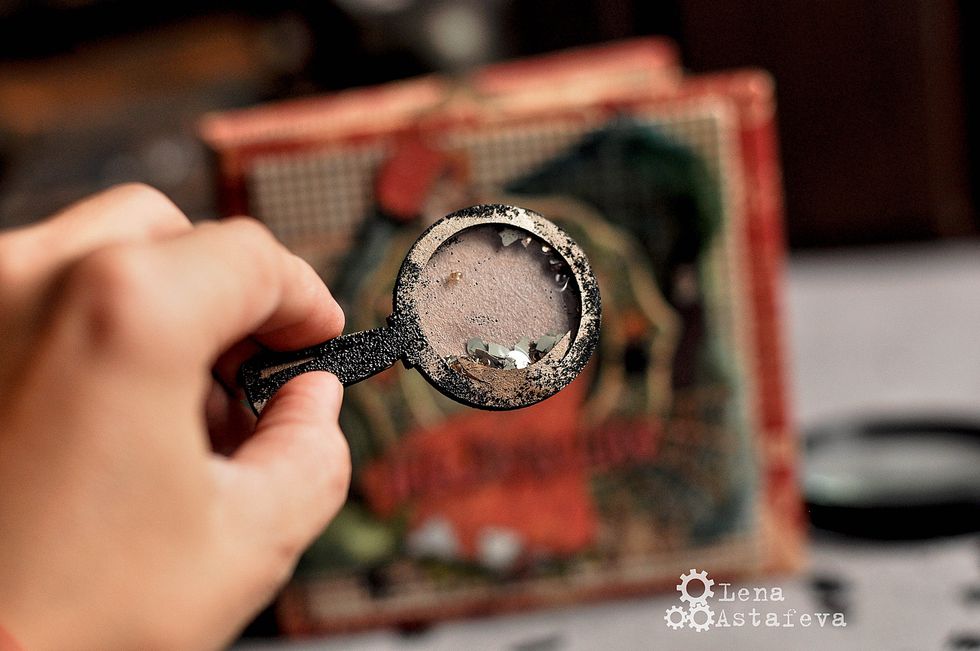 \u0428\u0435\u0439\u043a\u0435\u0440 -\u041b\u0443\u043f\u0430( \u0441 \u043e\u0431\u043e\u0440\u043e\u0442\u043d\u043e\u0439 \u0441\u0442\u043e\u0440\u043e\u043d\u044b \u043a\u043e\u0442\u043e\u0440\u043e\u0439 \u043c\u0430\u0433\u043d\u0438\u0442) \u0441\u043d\u0438\u043c\u0430\u0435\u0442\u0441\u044f \u0438 \u0431\u043b\u0430\u0433\u043e\u0434\u0430\u0440\u044f \u0442\u043e\u043c\u0443. \u0447\u0442\u043e \u043d\u0430 \u043e\u0431\u043b\u043e\u0436\u043a\u0443 \u0434\u043e\u043f\u043e\u043b\u043d\u0438\u0442\u0435\u043b\u044c\u043d\u043e \u043f\u0440\u0438\u043a\u043b\u0435\u0438\u043b\u0430 \u043c\u0430\u0433\u043d\u0438\u0442\u044b, \u043c\u043e\u0436\u043d\u043e \u043f\u0435\u0440\u0435\u043c\u0435\u0449\u0430\u0442\u044c