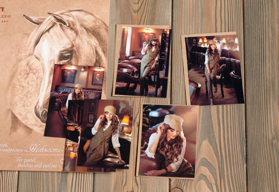 \u0431\u0435\u0440\u0435\u043c \u043a\u0440\u0430\u0444\u0442 \u043a\u0430\u0440\u0442\u043e\u043d - \u044d\u0442\u043e \u0431\u0443\u0434\u0443\u0442 \u043f\u043e\u0434\u043b\u043e\u0436\u043a\u0438 \u0434\u043b\u044f \u0444\u043e\u0442\u043e, \u0440\u0430\u0437\u043c\u0435\u0440 \u0444\u043e\u0442\u043e \u043f\u0440\u0438\u043c\u0435\u0440\u043d\u043e 9\u044512\u0441\u043c,\u043d\u043e \u043d\u0435\u043a\u043e\u0442\u043e\u0440\u044b\u0435 \u0447\u0443\u0442\u044c \u043c\u0435\u043d\u044c\u0448\u0435, \u043e\u0431\u0440\u0435\u0437\u0430\u043b\u0430 \u0441\u043b\u0435\u0433\u043a\u0430 \u043a\u0440\u0430\u044f.\u041f\u043e\u0434\u043b\u043e\u0436\u043a\u0430 \u043f\u0443\u0441\u0442\u044c \u0432\u044b\u0441\u0442\u0443\u043f\u0430\u0435\u0442 \u043d\u0430 3-4\u043c\u043c \u043e\u0442 \u043a\u0430\u0436\u0434\u043e\u0433\u043e \u043a\u0440\u0430\u044f.