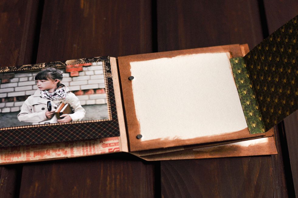 \u0431\u0438\u0433\u0443\u0435\u043c \u0438 \u043a\u043b\u0435\u0438\u043c \u0435\u0435 \u0442\u0430\u043a\u0438\u043c \u043e\u0431\u0440\u0430\u0437\u043e\u043c, \u0442\u0430\u043a\u0436\u0435 \u043a\u043b\u0435\u0438\u043c \u043c\u0430\u0433\u043d\u0438\u0442\u044b \u043d\u0430 \u0441\u0442\u0440\u0430\u043d\u0438\u0446\u0443 \u0438 \u043a\u0430\u0440\u0442\u043e\u0447\u043a\u0443, \u0442\u0430\u043a\u0438\u043c \u043e\u0431\u0440\u0430\u0437\u043e\u043c. \u0447\u0442\u043e\u0431\u044b \u043e\u043d\u0438 \u0441\u043e\u0432\u043f\u0430\u043b\u0438 \u043f\u0440\u0438 \u0437\u0430\u043a\u0440\u044b\u0432\u0430\u043d\u0438\u0438