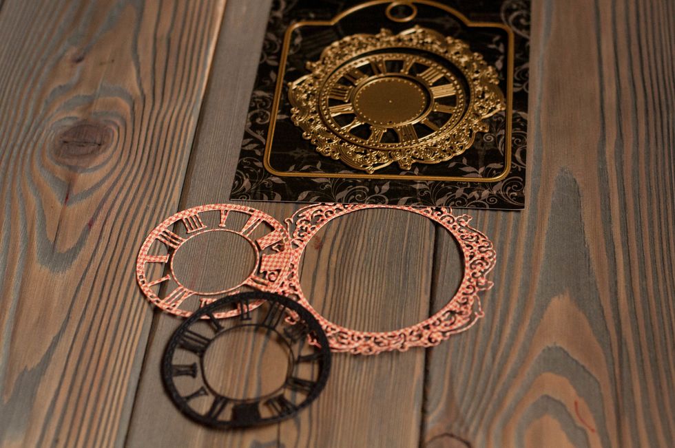 \u0432\u044b\u0440\u0435\u0437\u0430\u0435\u043c \u043d\u043e\u0436\u043e\u043c Graphic 45 \u0440\u0430\u043c\u043e\u0447\u043a\u0443 \u0438 \u0446\u0438\u0444\u0435\u0440\u0431\u043b\u0430\u0442