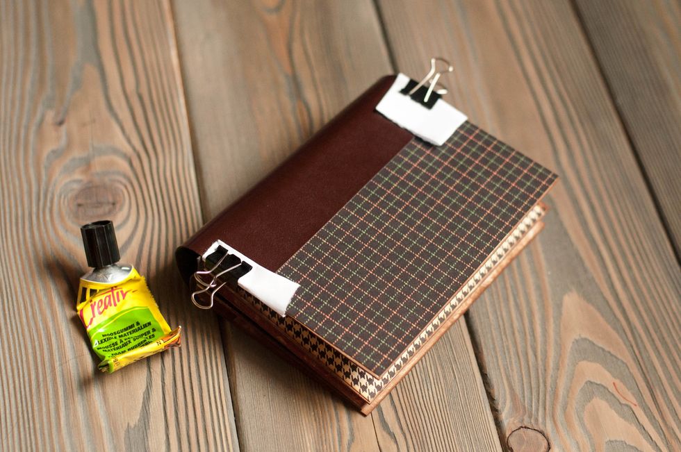 \u043f\u0440\u0438\u043a\u043b\u0435\u0438\u0432\u0430\u0435\u043c \u043a\u043e\u0440\u0435\u0448\u043e\u043a \u043e\u0431\u043b\u043e\u0436\u043a\u0435 \u0430\u043b\u044c\u0431\u043e\u043c\u0447\u0438\u043a\u0430-\u0438\u0441\u043f\u043e\u043b\u044c\u0437\u0443\u0435\u043c \u043a\u043e\u0436\u0437\u0430\u043c