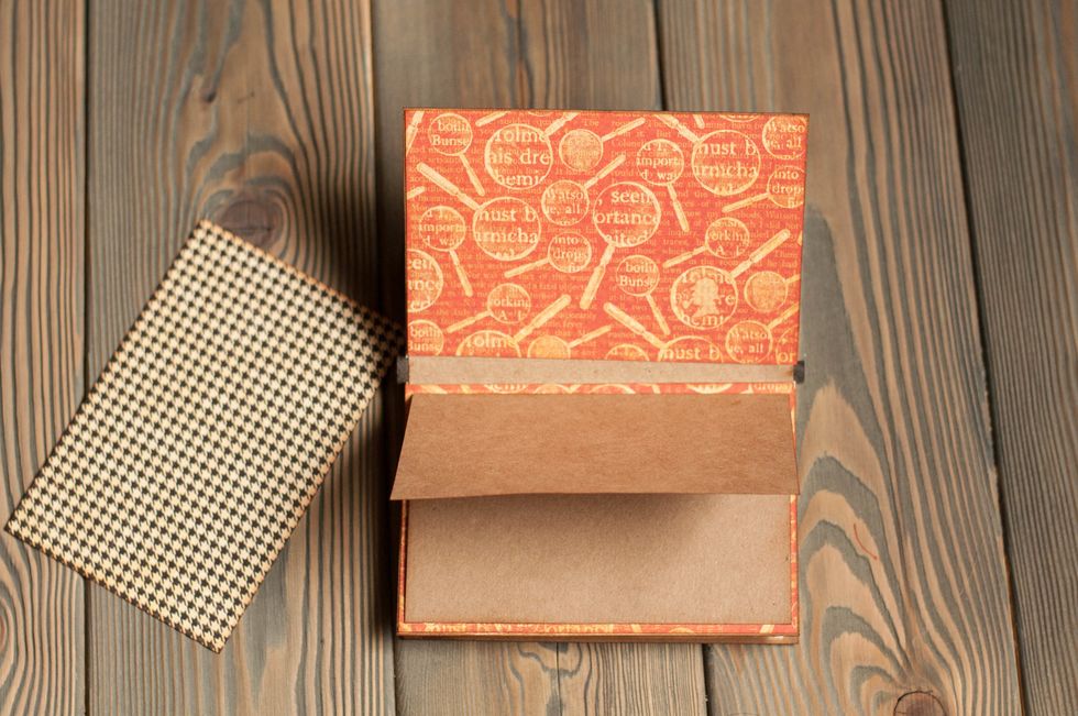 \u043f\u0440\u0438\u043a\u043b\u0438\u0432\u0430\u044e \u043f\u043e\u0434\u043b\u043e\u0436\u043a\u0438-\u043a\u043d\u0438\u0436\u0435\u0447\u043a\u0438, \u0440\u0430\u0437\u043c\u0435\u0440 10.5\u044514.5\u0441\u043c.\u041d\u043e \u0441\u0430\u043c \u043b\u0438\u0441\u0442 \u0438\u0437\u043d\u0430\u0447\u0430\u043b\u044c\u043d\u043e \u0431\u044b\u043b \u0440\u0430\u0437\u043c\u0435\u0440\u043e\u043c 21\u044514.5\u0441\u043c, \u043f\u043e \u0441\u0435\u0440\u0435\u0434\u0438\u043d\u0435 \u043f\u0440\u043e\u0432\u0435\u043b\u0438 \u043b\u0438\u043d\u0438\u044e \u0441\u0433\u0438\u0431\u0430 \u0438 \u0441\u043b\u043e\u0436\u0438\u043b\u0438.