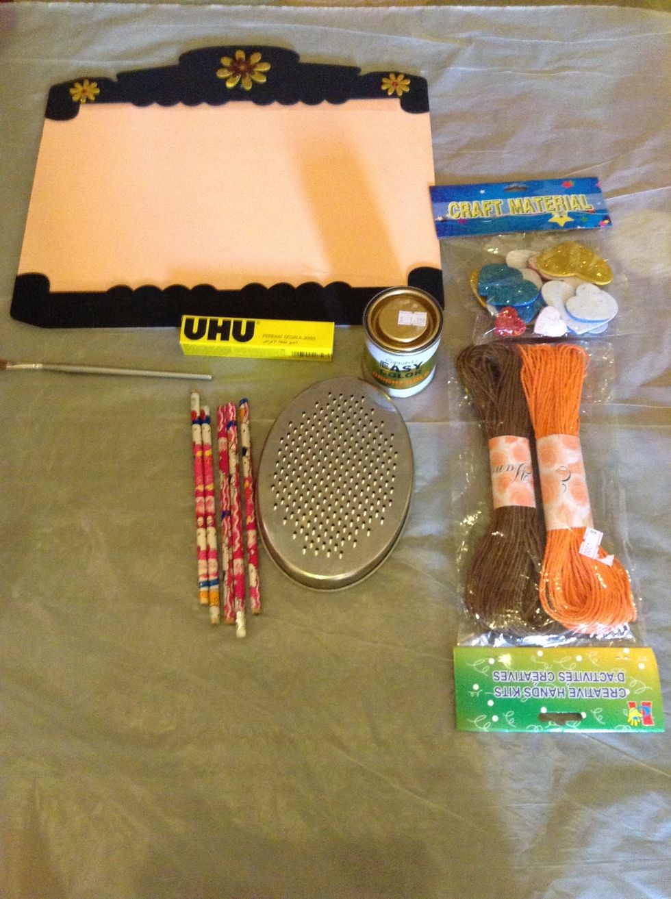 \u0627\u0644\u0627\u0634\u064a\u0627\u0621 \u0627\u0644\u0645\u0633\u062a\u062e\u062f\u0645\u0647 : \u0661- \u0627\u0642\u0644\u0627\u0645 \u0631\u0635\u0627\u0635 \u0662- \u0644\u0648\u062d\u0647 \u0663- \u0635\u0645\u063a \u0664- \u0641\u0631\u0634\u0627\u0647 \u0665- \u062e\u064a\u0637 \u0666- \u0627\u0634\u064a\u0627\u0621 \u0644\u0644\u062a\u0632\u064a\u064a\u0646 \u0667- \u0644\u0648\u0646 \u0633\u0627\u0626\u0644 \u0668- \u0642\u064a\u062a\u0631