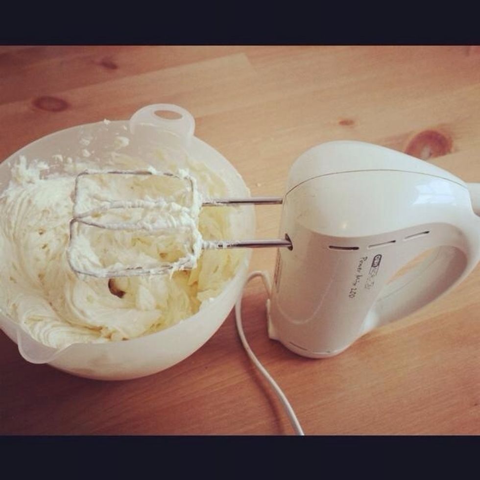 \u0627\u0648\u0644\u0627\u061b \u0627\u0645\u0632\u062c \u0627\u0644\u062c\u0628\u0646 \u0648\u0627\u0644\u0633\u0643\u0631 \u0648\u0627\u0644\u0637\u062d\u064a\u0646 \u0648\u0627\u0644\u0641\u0627\u0646\u064a\u0644\u064a\u0627. \u062b\u0645 \u062a\u0636\u0627\u0641 \u0627\u0644\u0642\u0634\u0637\u0647 \u0627\u0644\u062d\u0627\u0645\u0636\u0647 \u0648\u062a\u062e\u0644\u0637 \u0628\u0627\u0644\u062c\u0647\u0627\u0632 \u062c\u064a\u062f\u0627. \u0627\u0636\u0641 \u0648\u0627\u062d\u062f\u0647 \u062a\u0644\u0648\u0627 \u0627\u0644\u0627\u062e\u0631\u0649 \u0645\u0646 \u0627\u0644\u0628\u064a\u0636 \u0648\u062e\u0644\u0637 \u0628\u062e\u0641\u0647 \u0644\u0645\u062f\u062a \u062f\u0642\u064a\u0642\u0647 \u0627\u0648 \u0627\u0642\u0644