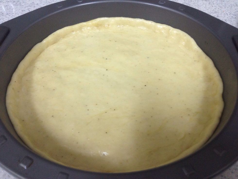 \u062a\u0641\u0631\u062f \u0627\u0644\u0639\u062c\u064a\u0646\u0629 \u0641\u064a \u0637\u0628\u0642 \u0627\u0644\u062e\u0628\u0632 \u0645\u0639 \u0645\u0631\u0627\u0639\u0627\u0629 \u0627\u0646 \u064a\u0643\u0648\u0646 \u0644\u0647\u0627 \u062d\u0627\u0641\u0629 \u0645\u0631\u062a\u0641\u0639\u0629 roll out your pie and fit in the plate