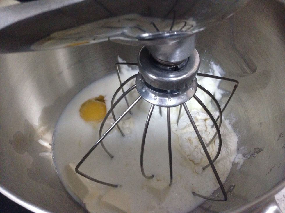 \u0641\u064a \u0627\u0644\u0645\u0627\u0643\u064a\u0646\u0629 \u0646\u0636\u0639 \u0643\u0644 \u0645\u0643\u0648\u0646\u0627\u062a \u0637\u0628\u0642\u0629 \u0627\u0644\u062c\u0628\u0646 In a mixer put all ingredients of cheese