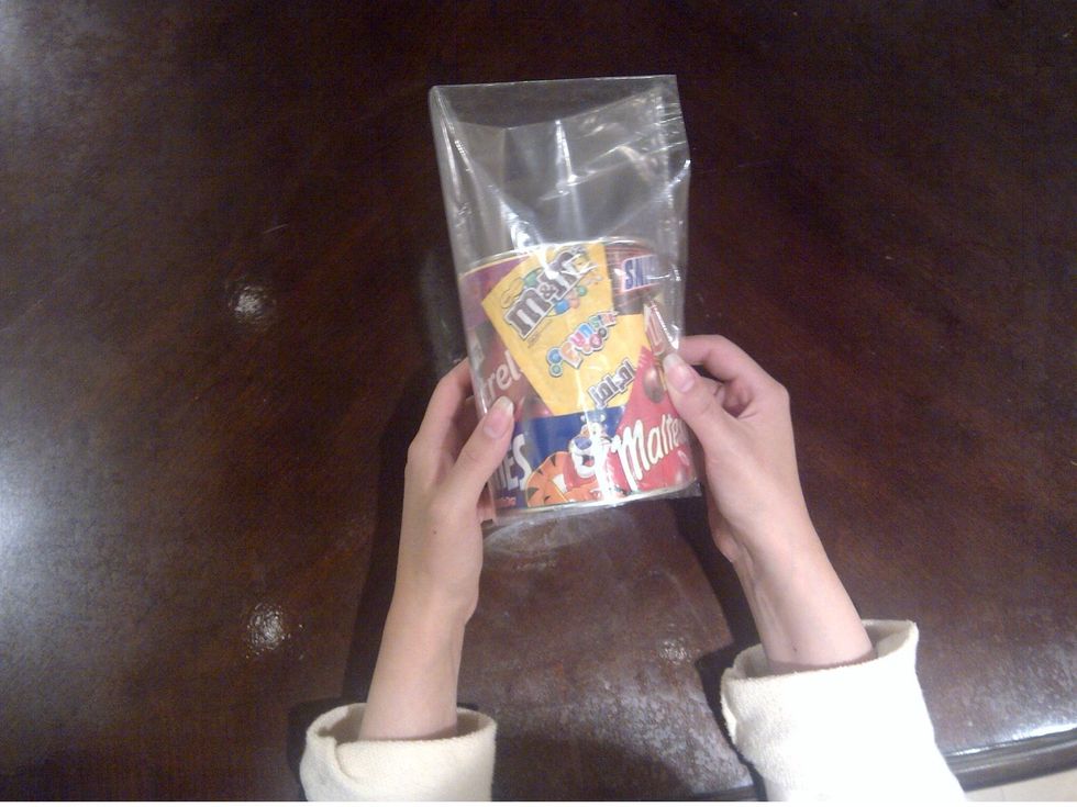 \u0644\u0641 \u0627\u0644\u063a\u0644\u0627\u0641 \u0627\u0644\u0634\u0641\u0627\u0641 \u0639\u0644\u0649 \u0639\u0644\u0628\u0629 \u0627\u0644\u062d\u0644\u064a\u0628