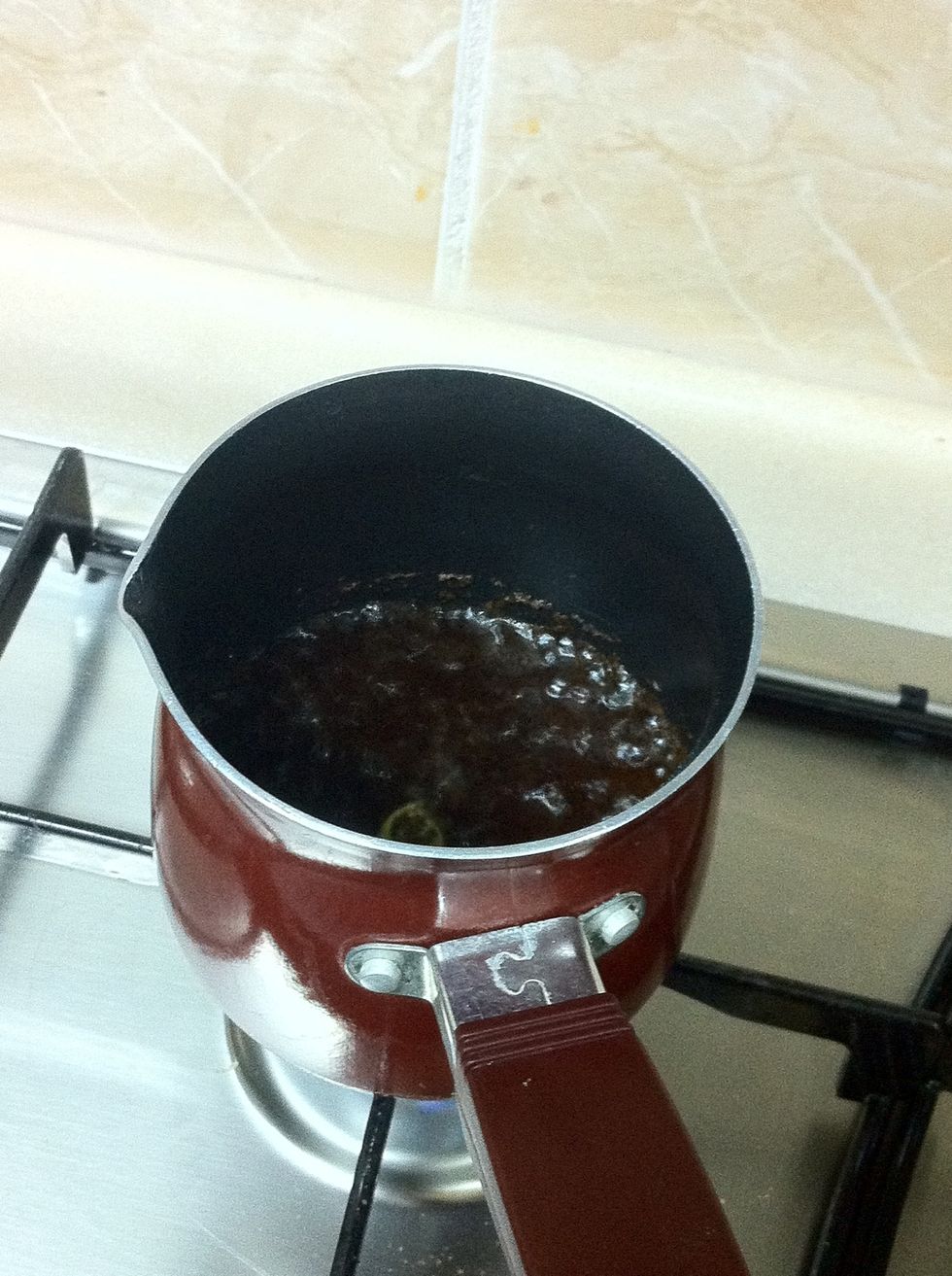 \u0646\u062d\u0637 \u0627\u0644\u0634\u0627\u0647\u064a \u0648\u0627\u0644\u0628\u0647\u0627\u0631\u0627\u062a \u0645\u0639 \u0627\u0644\u0645\u0648\u064a\u0629 \u0639\u0644\u0649 \u0627\u0644\u0646\u0627\u0631 \u0644\u064a\u0646 \u064a\u063a\u0644\u064a \u062b\u0645 \u0646\u0636\u064a\u0641 \u0627\u0644\u062d\u0644\u064a\u0628 \u0648\u0646\u062e\u0644\u064a\u0647 \u0634\u0648\u064a \u064a\u063a\u0644\u064a\u060c \u062b\u0645 \u0646\u0637\u0641\u064a \u0639\u0644\u0649 \u0627\u0644\u0646\u0627\u0631 \u0648\u0646\u062e\u0644\u064a\u0647 \u062f\u0642\u064a\u0642\u0629 \u064a\u0631\u0643\u062f \u0648\u064a\u0646\u0632\u0644 \u0627\u0644\u0634\u0627\u0647\u064a \u0648\u0627\u0644\u0628\u0647\u0627\u0631\u0627\u062a \u062a\u062d\u062a .. \u0648\u0646\u0635\u0628\u0647 \u0646\u0634\u0631\u0628\u0647 \u0648\u0646\u0633\u062a\u0645\u062a\u0639 \u0628\u0627\u0644\u0637\u0639\u0645 () \ud83d\ude0a