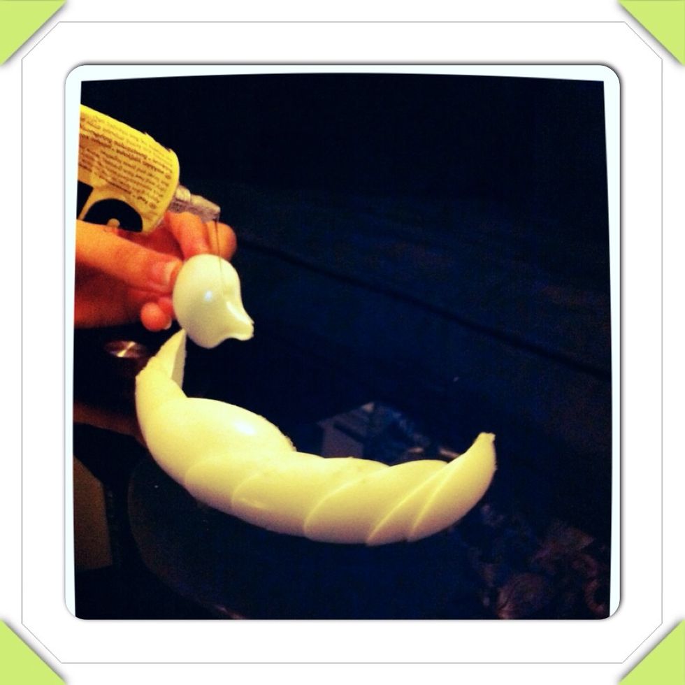 \u0646\u0639\u0645\u0644 \u0645\u0646 \u0627\u0644\u0645\u0644\u0627\u0639\u0642 \u0627\u0644\u0628\u0644\u0627\u0633\u062a\u064a\u0643\u064a\u0629 \u062d\u0644\u0642\u0629 \u062f\u0627\u0626\u0631\u064a\u0629 \u0648\u064a\u062a\u0645 \u0644\u0635\u0642\u0647\u0627 \u0639\u0644\u0649 \u0631\u0623\u0633 \u0627\u0644\u0632\u062c\u0627\u062c\u0629.