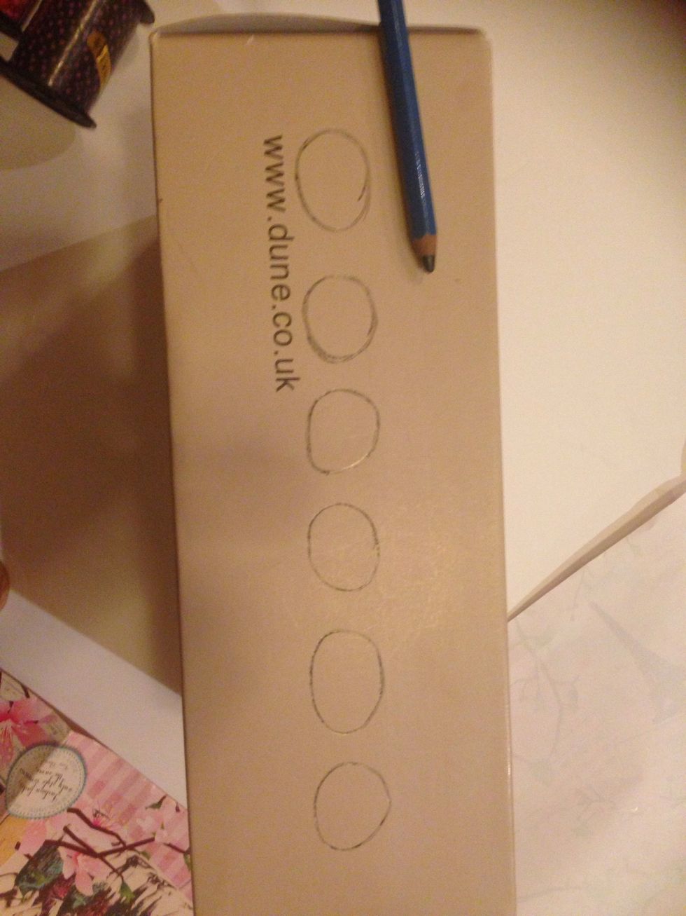 \u0646\u0642\u0648\u0645 \u0628\u0631\u0633\u0645 \u062f\u0627\u0626\u0631\u0647 \u0639\u0644\u0649 \u0627\u0644\u0639\u0644\u0628\u0647 \u0628 \u0642\u0644\u0645 \u0627\u0644\u0631\u0635\u0627\u0635 .