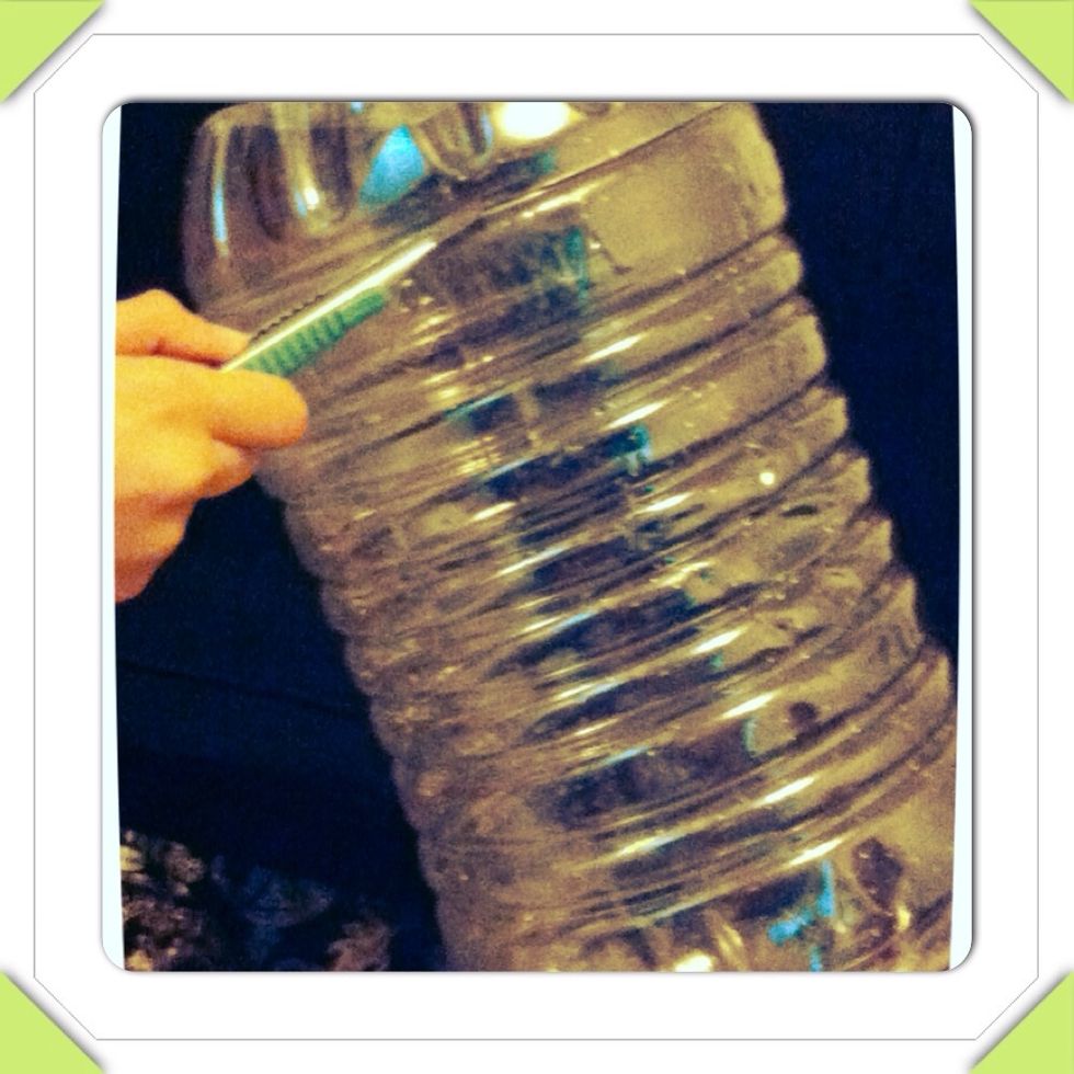 \u0646\u0642\u0648\u0645 \u0628\u0642\u0644\u0628 \u0632\u062c\u0627\u062c\u0629 \u0627\u0644\u0645\u0627\u0621 \u0631\u0623\u0633\u0627\u064b \u0639\u0644\u0649 \u0639\u0642\u0628\u060c \u0648\u0645\u0646 \u062b\u0645 \u0642\u0637\u0639 \u0642\u0627\u0639 \u0627\u0644\u0632\u062c\u0627\u062c\u0629 \u0628\u0625\u0633\u062a\u062e\u062f\u0627\u0645 \u0627\u0644\u0642\u0627\u0637\u0639.