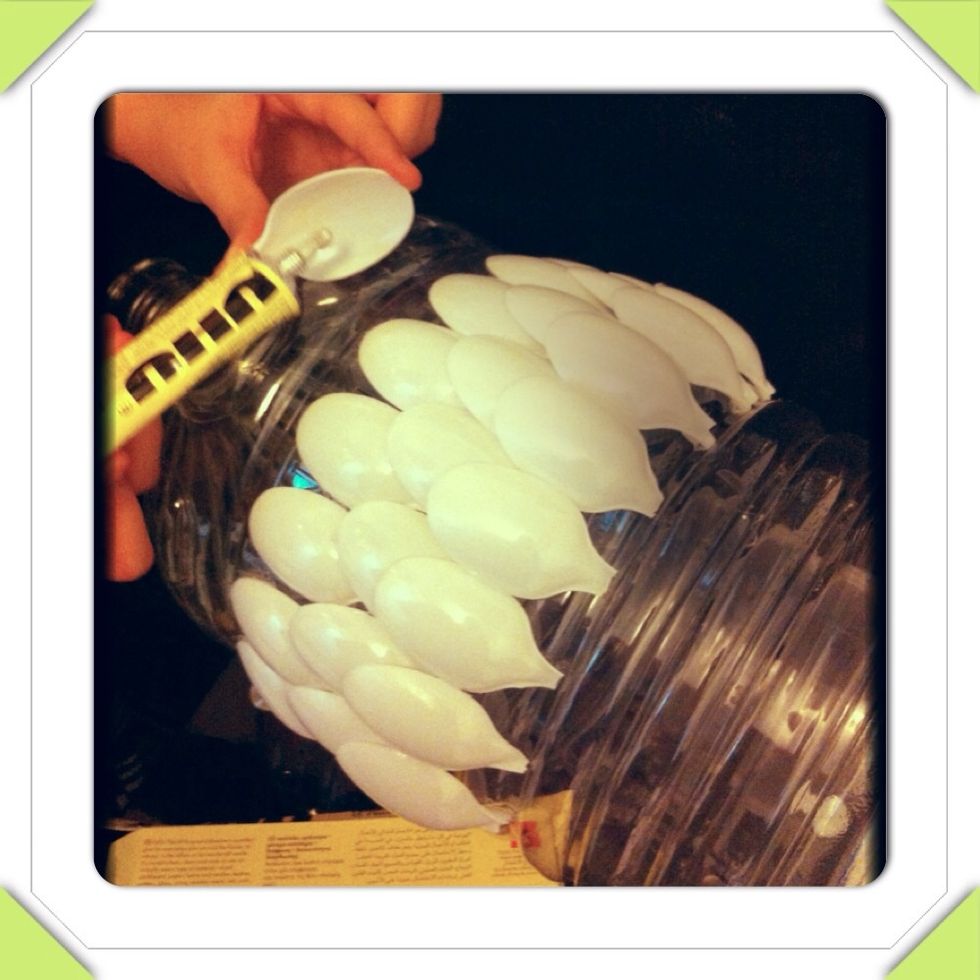 \u0646\u0642\u0648\u0645 \u0628\u0644\u0635\u0642 \u0627\u0644\u0645\u0644\u0627\u0639\u0642 \u0627\u0644\u062a\u064a \u062a\u0645 \u0642\u0637\u0639\u0647\u0627 \u0628\u0625\u0633\u062a\u062e\u062f\u0627\u0645 \u0627\u0644\u0644\u0627\u0635\u0642\u060c \u0648\u062a\u062a\u0645 \u0639\u0645\u0644\u064a\u0629 \u0627\u0644\u0644\u0635\u0642 \u0648\u0627\u062d\u062f\u0629 \u0625\u0644\u0649 \u062c\u0627\u0646\u0628 \u0627\u0644\u0627\u062e\u0631\u0649 \u0628\u0634\u0643\u0644 \u0645\u062d\u0643\u0645.