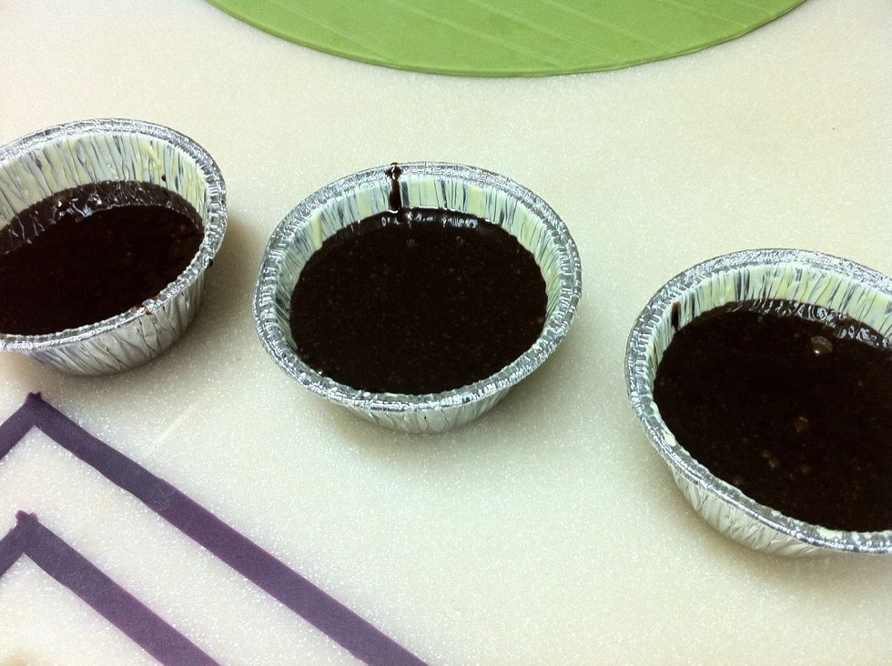 \u0646\u0648\u0632\u0639 \u0627\u0644\u062e\u0644\u064a\u0637 \u0639\u0644\u0649 \u0627\u0644\u0635\u062d\u0648\u0646 \u0646\u0639\u0628\u064a \u062b\u0644\u0627\u062b\u0629 \u0623\u0631\u0628\u0627\u0639 \u0627\u0644\u0635\u062d\u0646 \u062a\u0642\u0631\u064a\u0628\u064b\u0627\u060c \u0646\u062d\u0637\u0647 \u0628\u0627\u0644\u0641\u0631\u0646 \u0628\u0627\u0644\u0631\u0641 \u0627\u0644\u0648\u0633\u0637 \u0648\u0646\u062e\u0644\u064a\u0647 \u0644\u064a\u0646 \u0645\u0627\u062a\u0635\u064a\u0631 \u0627\u0644\u0627\u0637\u0631\u0627\u0641 \u0645\u0633\u062a\u0648\u064a\u0629 \u0648\u062c\u0627\u0645\u062f\u0629 \u0648\u0627\u0644\u0648\u0633\u0637 \u064a\u0644\u0645\u0639 \u060c \u062a\u0642\u0631\u064a\u0628\u064b\u0627 \u0645\u0646 \u0661\u0665 \u062f\u0642\u064a\u0642\u0629 \u0648\u0627\u0644\u0627\u0641\u0636\u0644 \u0625\u0630\u0627 \u062a\u0639\u062f\u062a \u0661\u0660 \u062f\u0642\u0627\u0626\u0642 \u0637\u0628\u062e \u062a\u0628\u062f\u0648\u0646 \u062a\u0631\u0627\u0642\u0628\u0648\u0646\u0647\u0627 .