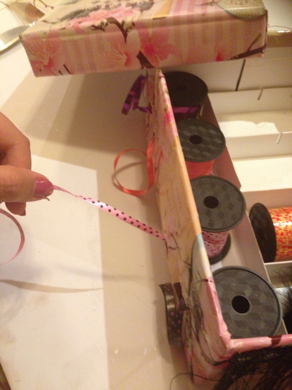 \u0648\u0636\u0639 \u0627\u0644\u0634\u0631\u0627\u0626\u0637 \u062f\u0627\u062e\u0644 \u0627\u0644\u0639\u0644\u0628\u0629 \u0648\u0627\u062e\u0631\u0627\u062c\u0647\u0645 \u0645\u0646 \u0627\u0644\u0641\u062a\u062d\u0627\u062a \u0644\u062a\u0633\u0647\u064a\u0644 \u0627\u0633\u062a\u062e\u062f\u0627\u0645\u0647\u0645 .