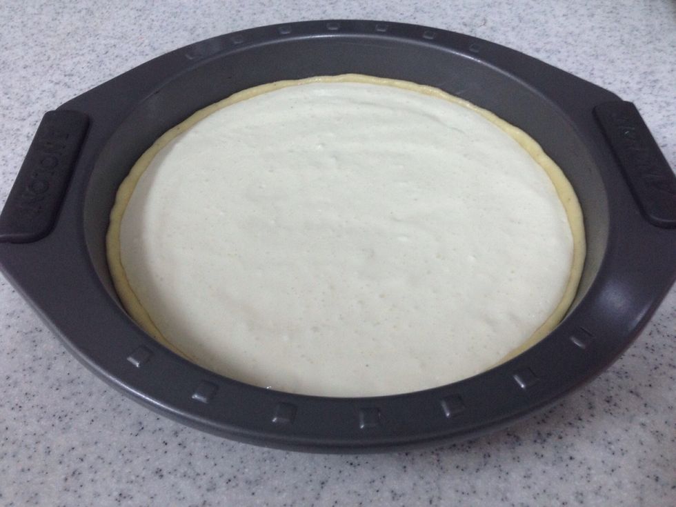 \u064a\u0635\u0628 \u062e\u0644\u064a\u0637 \u0627\u0644\u062c\u0628\u0646 \u0639\u0644\u064a \u0627\u0644\u0639\u062c\u064a\u0646 Pour the cheese mix on the pie