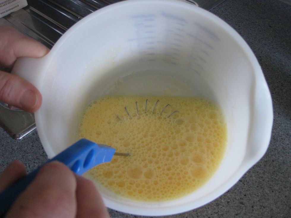 \u2022\twhisk the eggs lightly