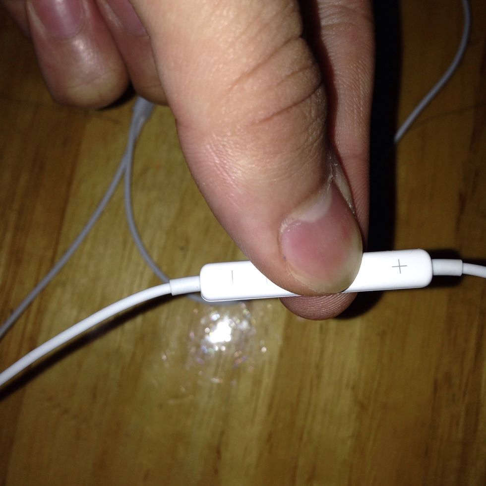 \u2022When playing music,clicking the middle button on the remote will play/pause the song,twice quickly for the next song & thrice rapidly will play the previous song/start the song from beginning.